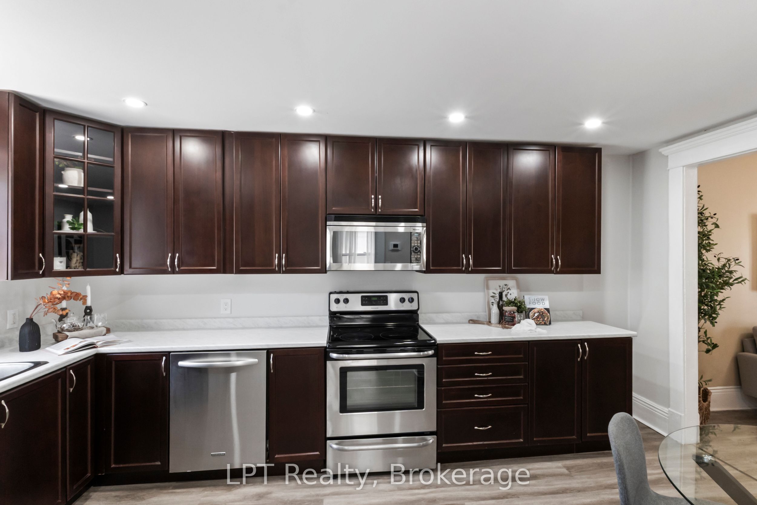 273 Bethune Street Property Photo 6