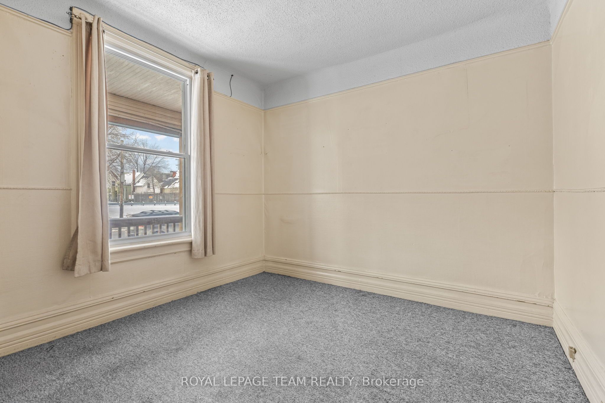 498 Gladstone Avenue Property Photo 6