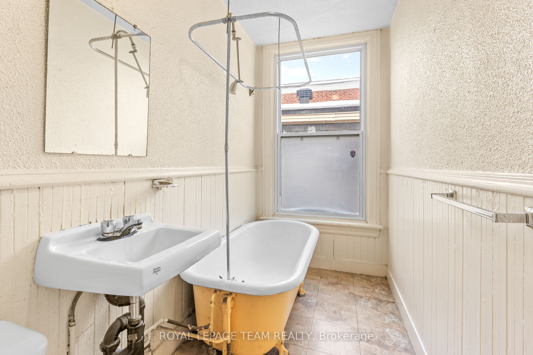 498 Gladstone Avenue Property Photo 21