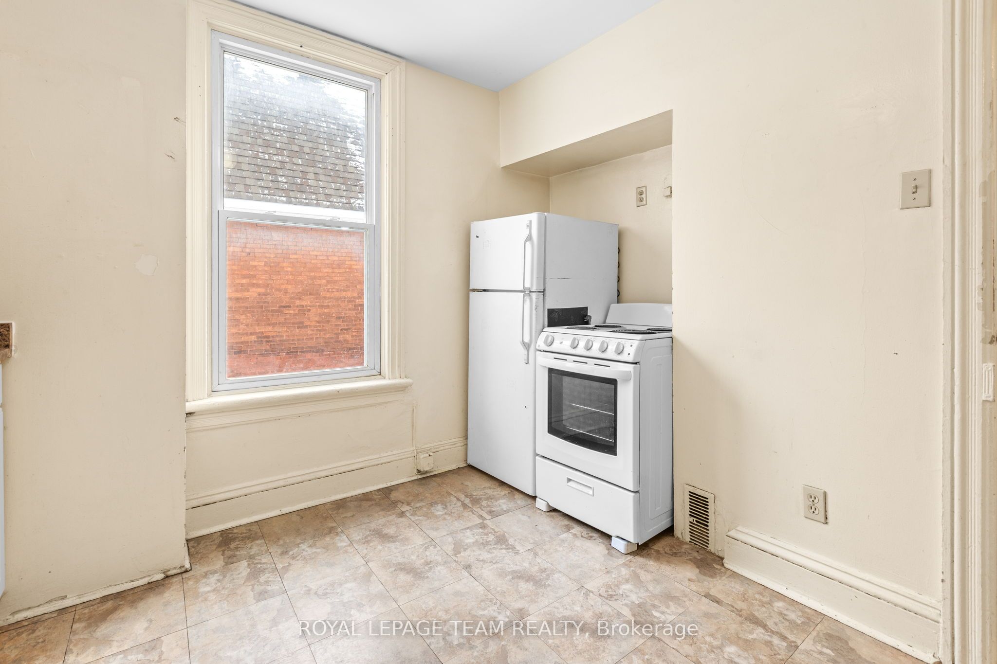 498 Gladstone Avenue Property Photo 23