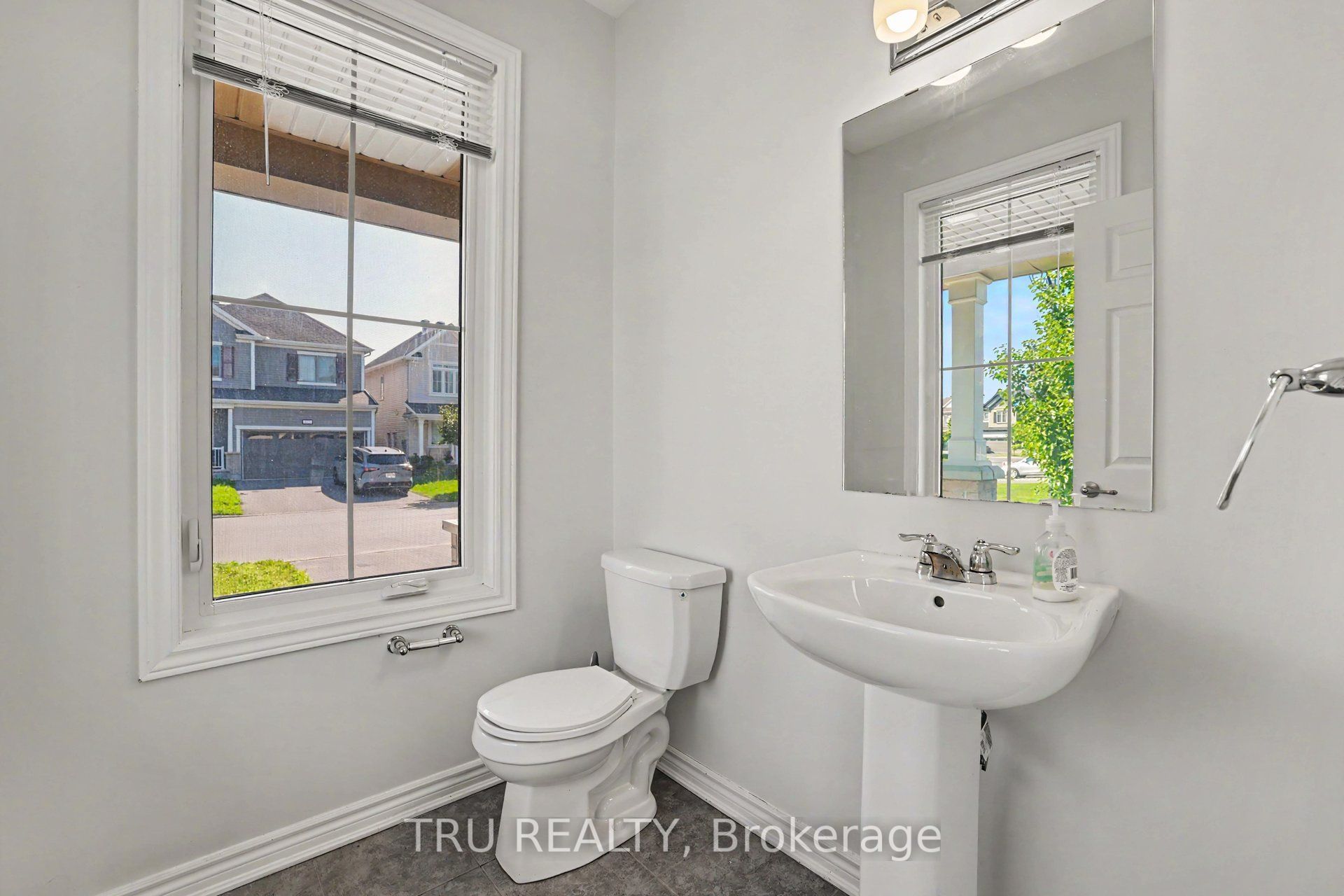 425 Aphelion Crescent Property Photo 6