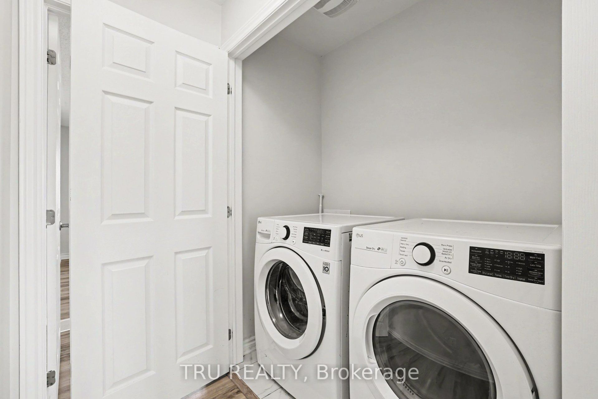 425 Aphelion Crescent Property Photo 17