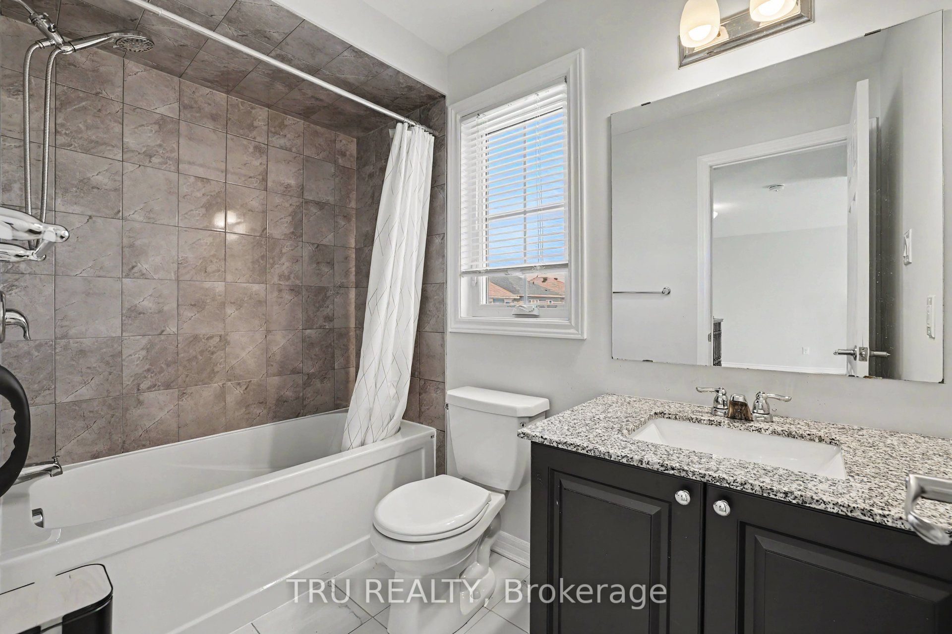 425 Aphelion Crescent Property Photo 25