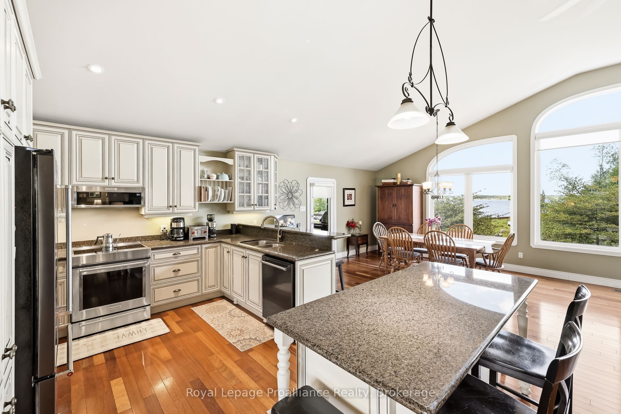 1674 Morris Avenue Property Photo 13