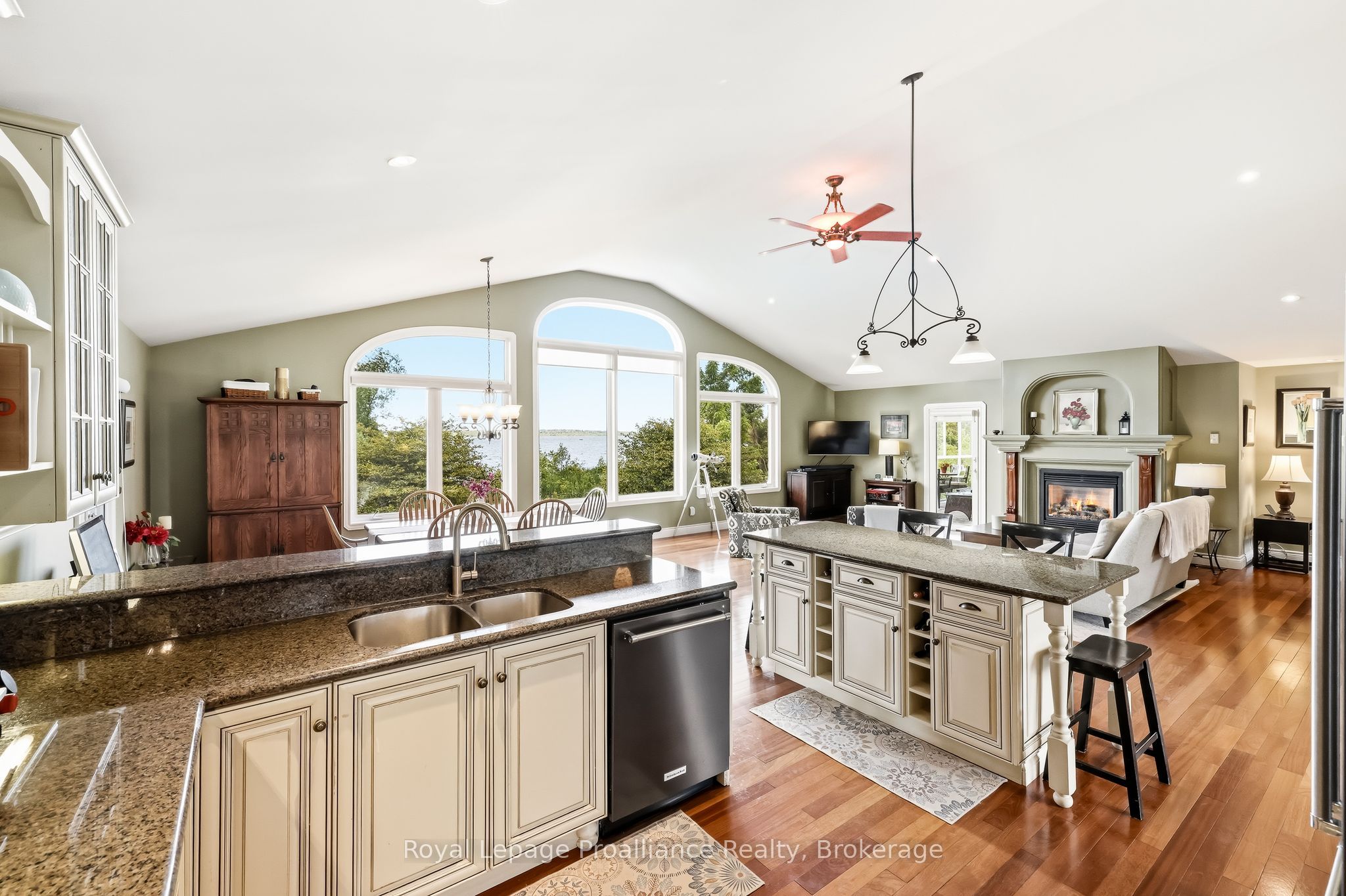 1674 Morris Avenue Property Photo 14