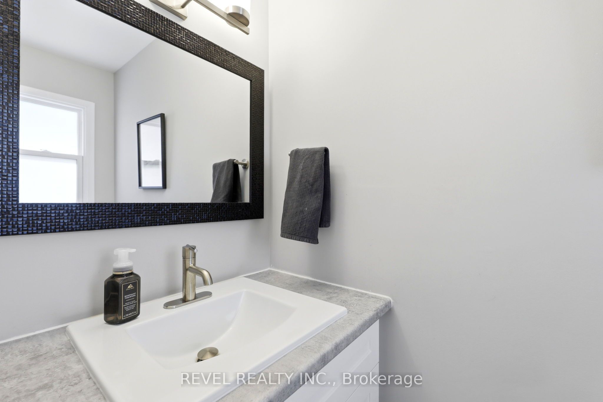 669 Osgoode Drive 2 Property Photo 12