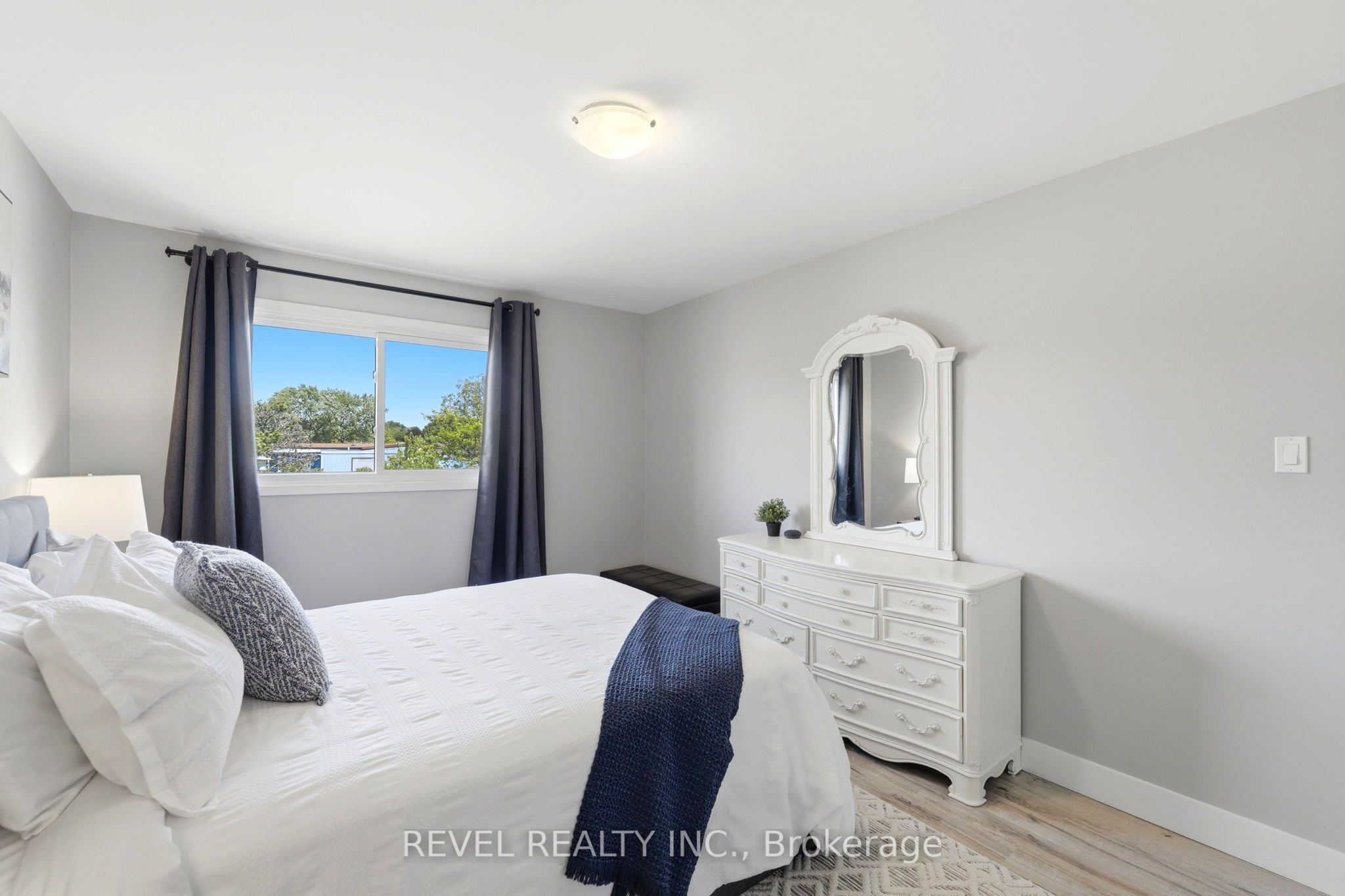 669 Osgoode Drive 2 Property Photo 15