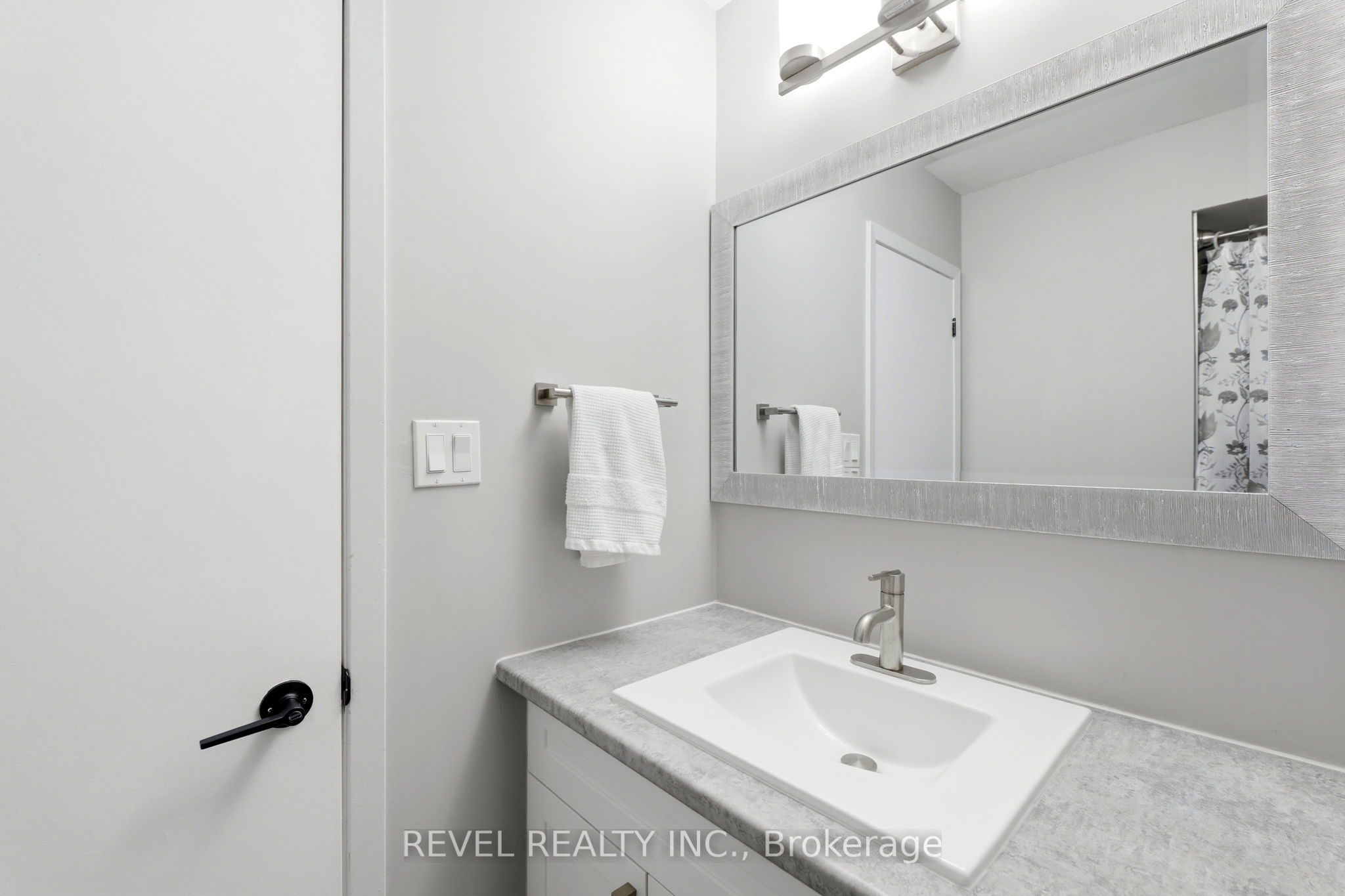 669 Osgoode Drive 2 Property Photo 18