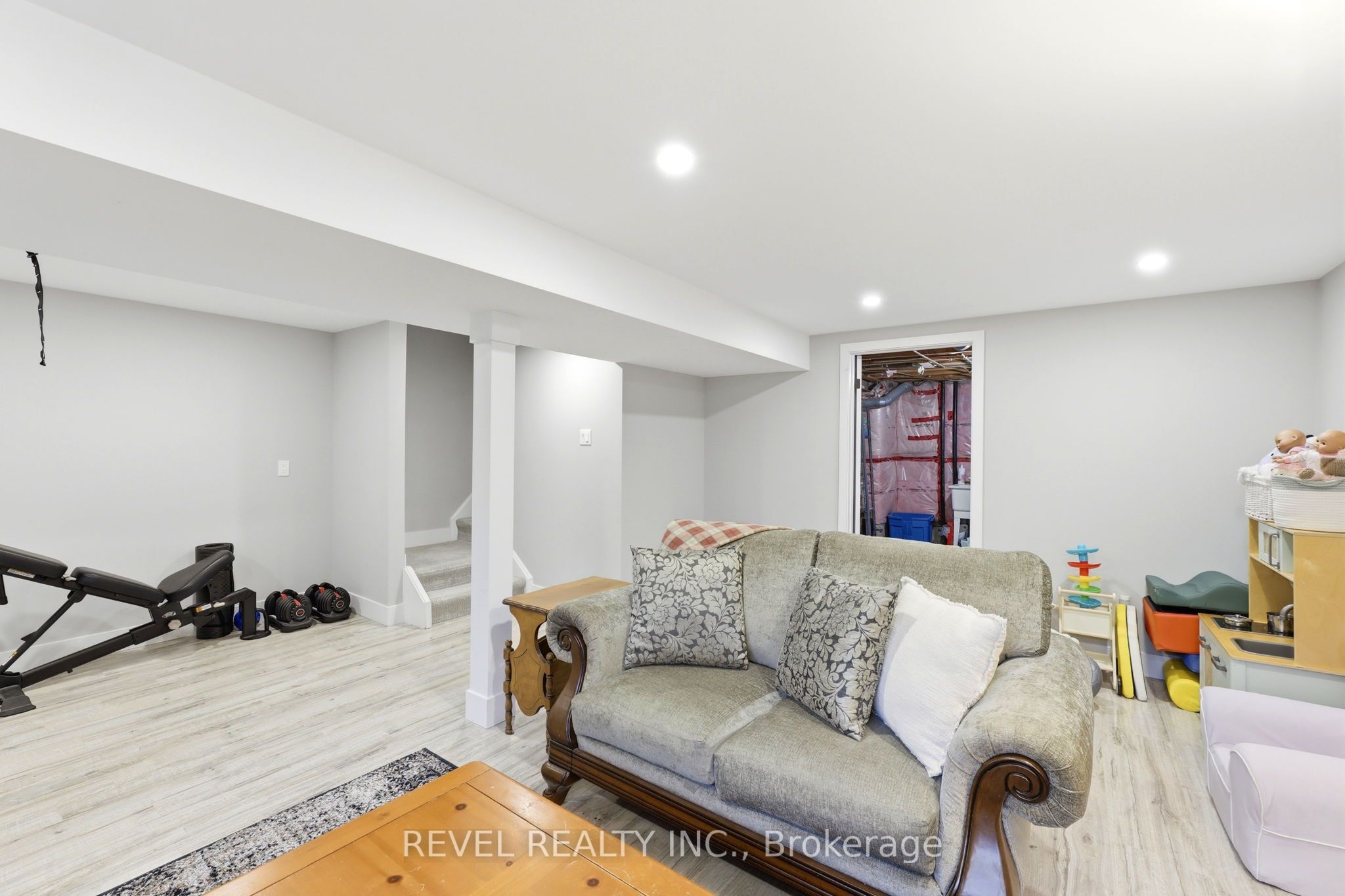 669 Osgoode Drive 2 Property Photo 31