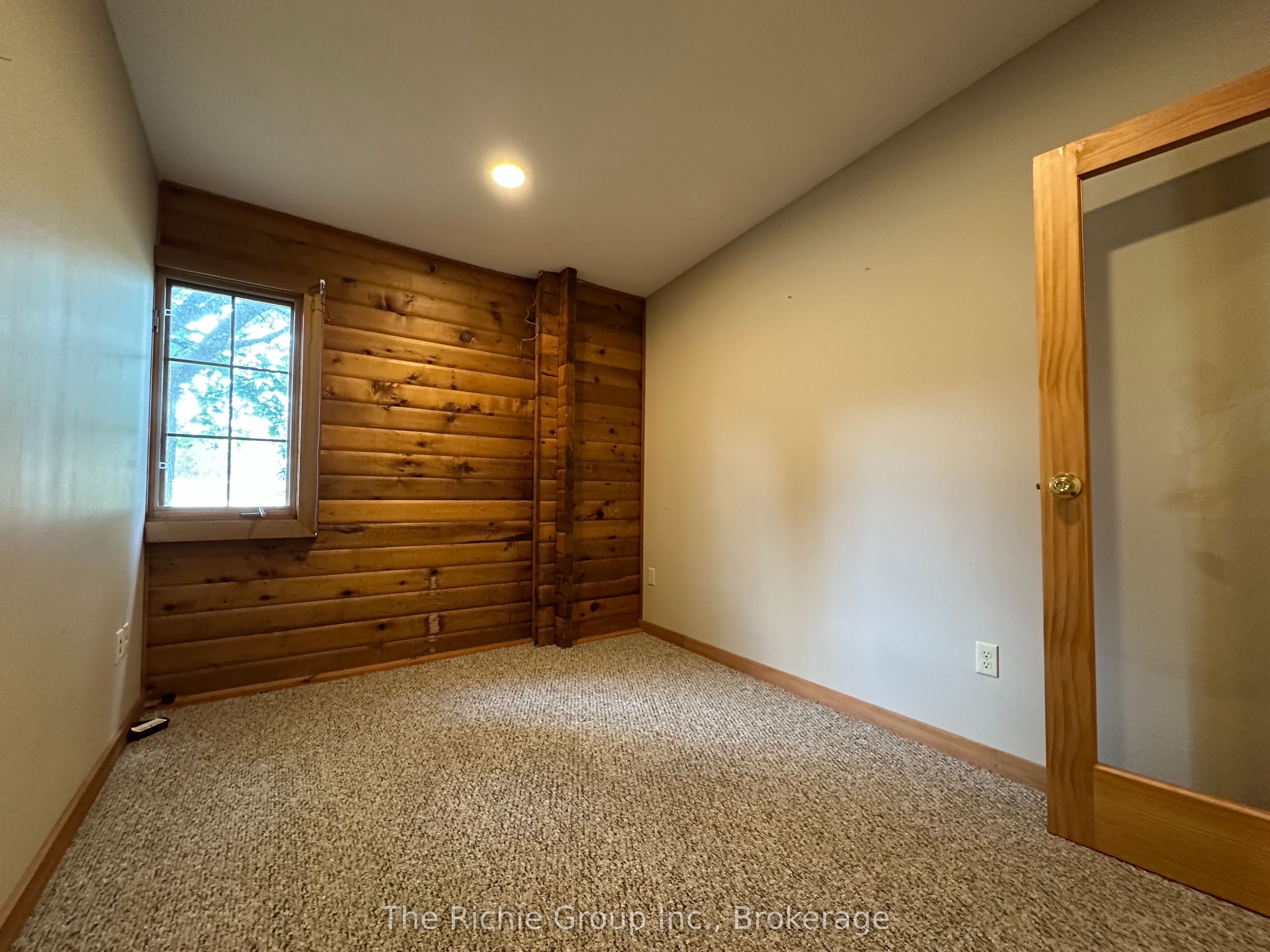 933009 Airport Road Property Photo 8