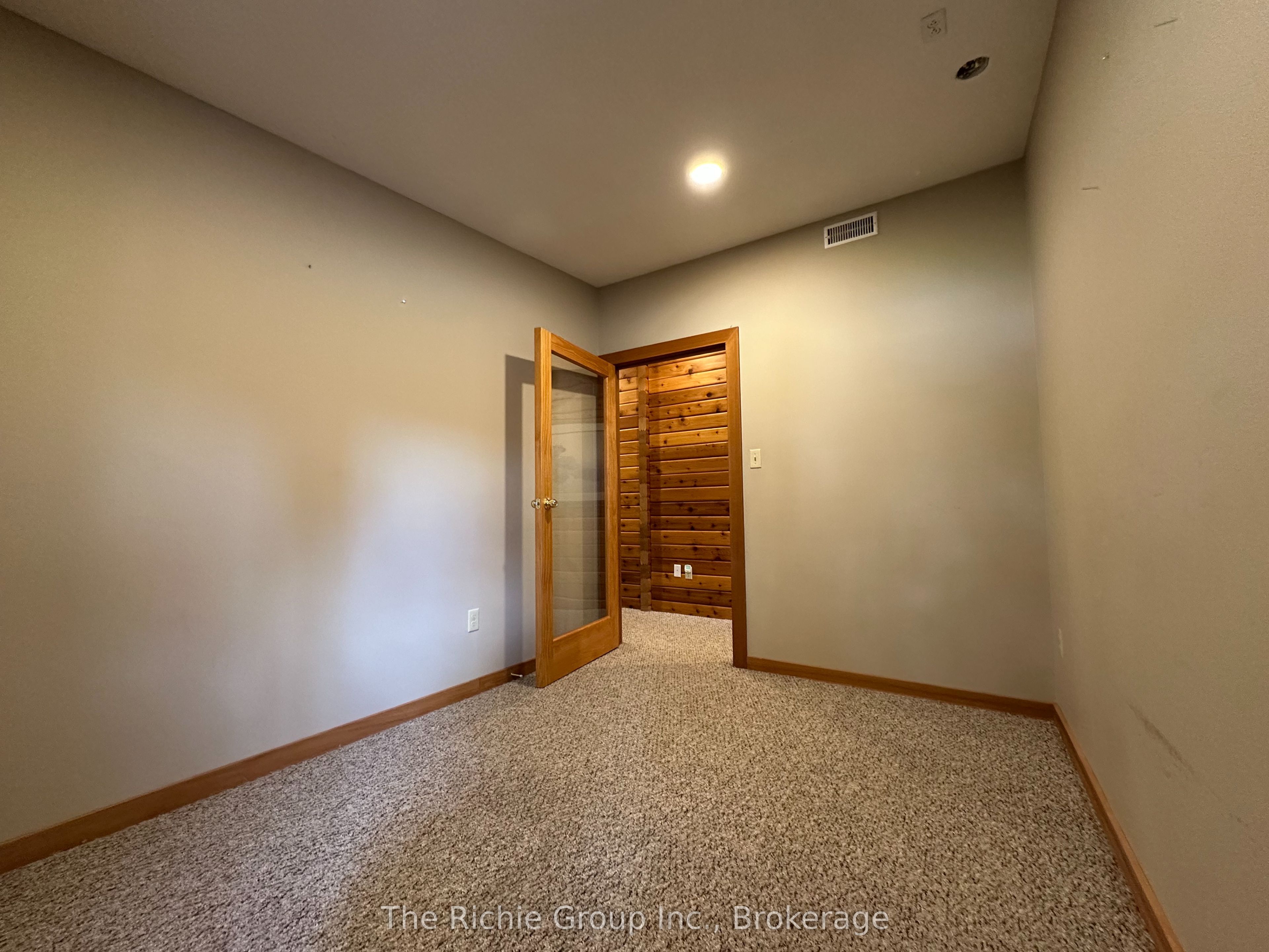 933009 Airport Road Property Photo 9
