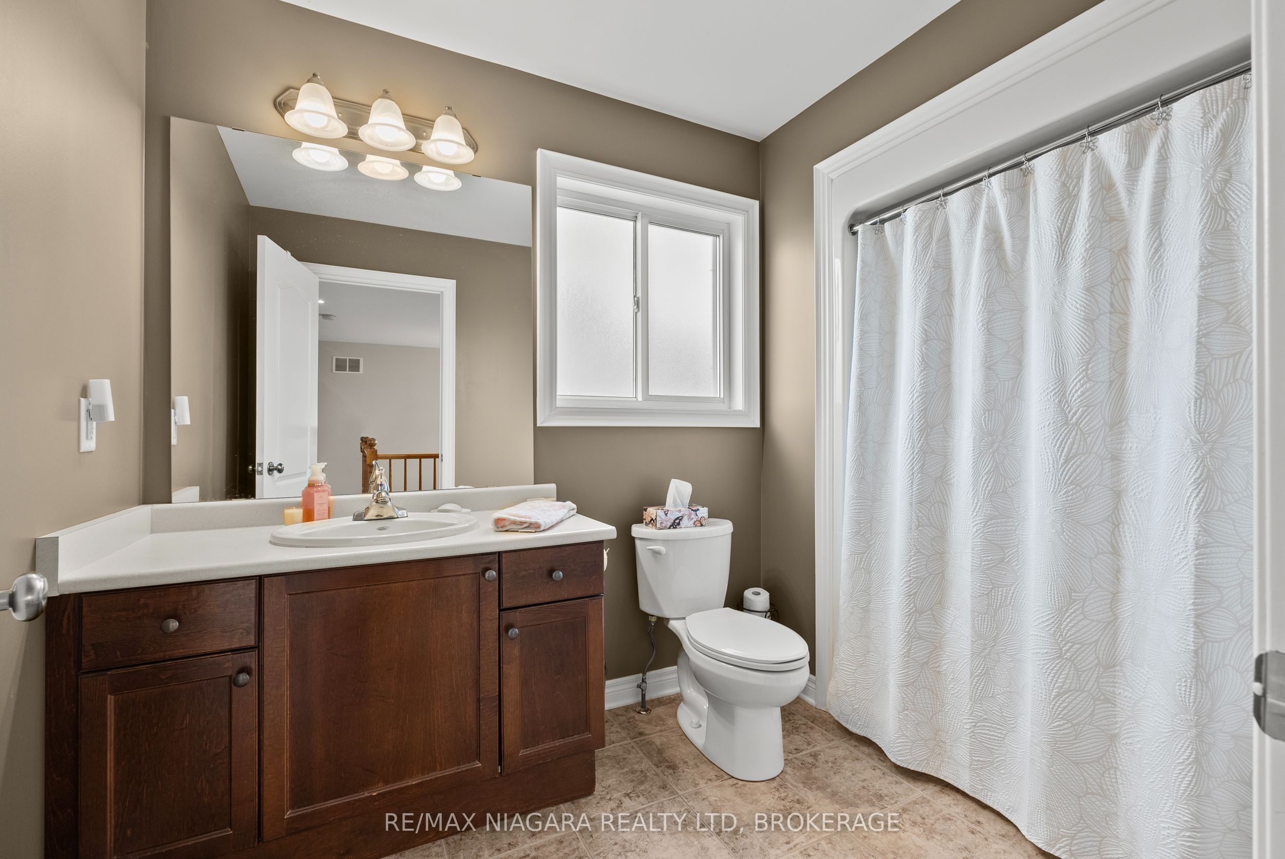 282 Winterberry Boulevard Property Photo 32