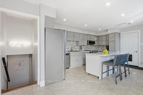 158 Bridge Street W Property Photo 9