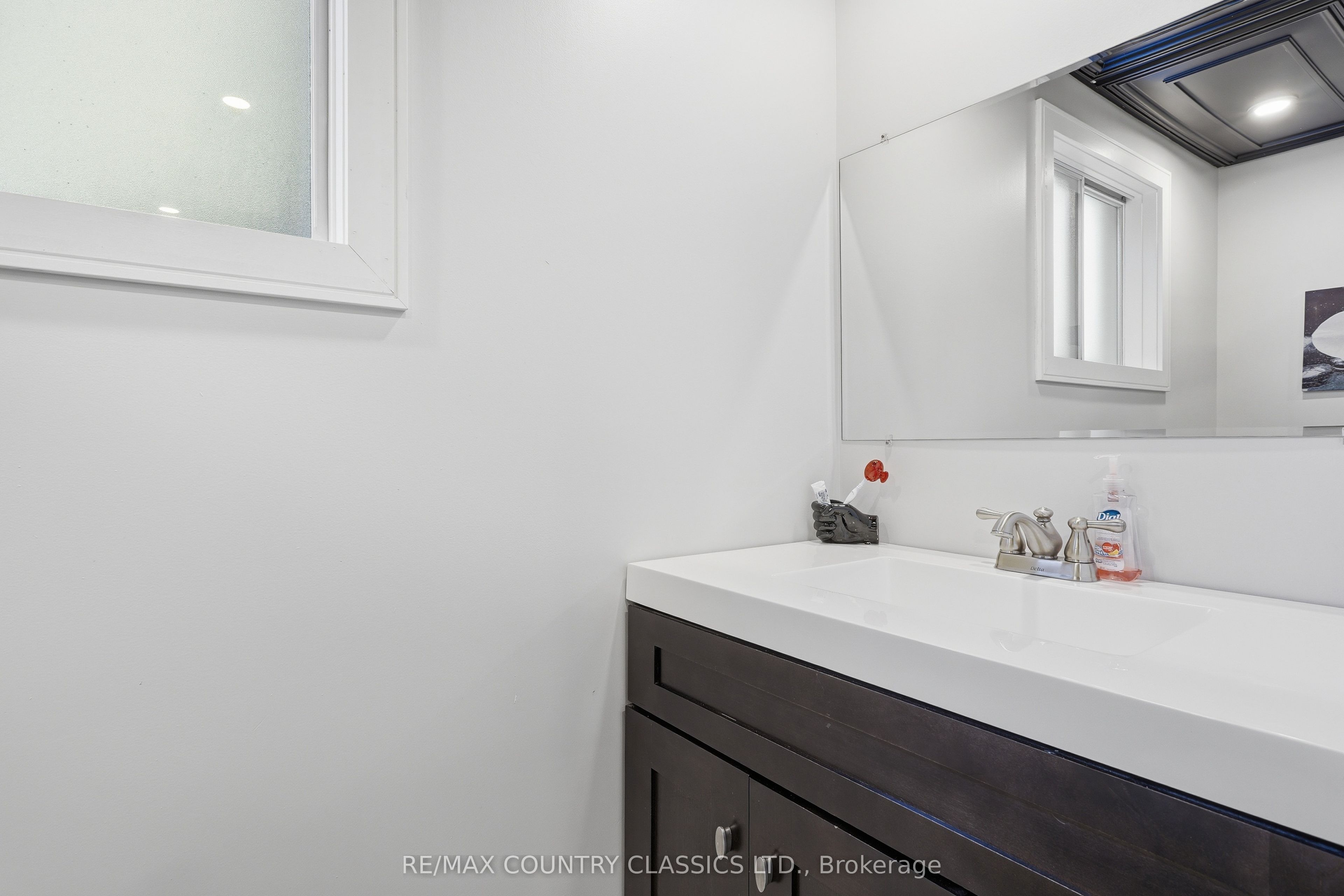 158 Bridge Street W Property Photo 27