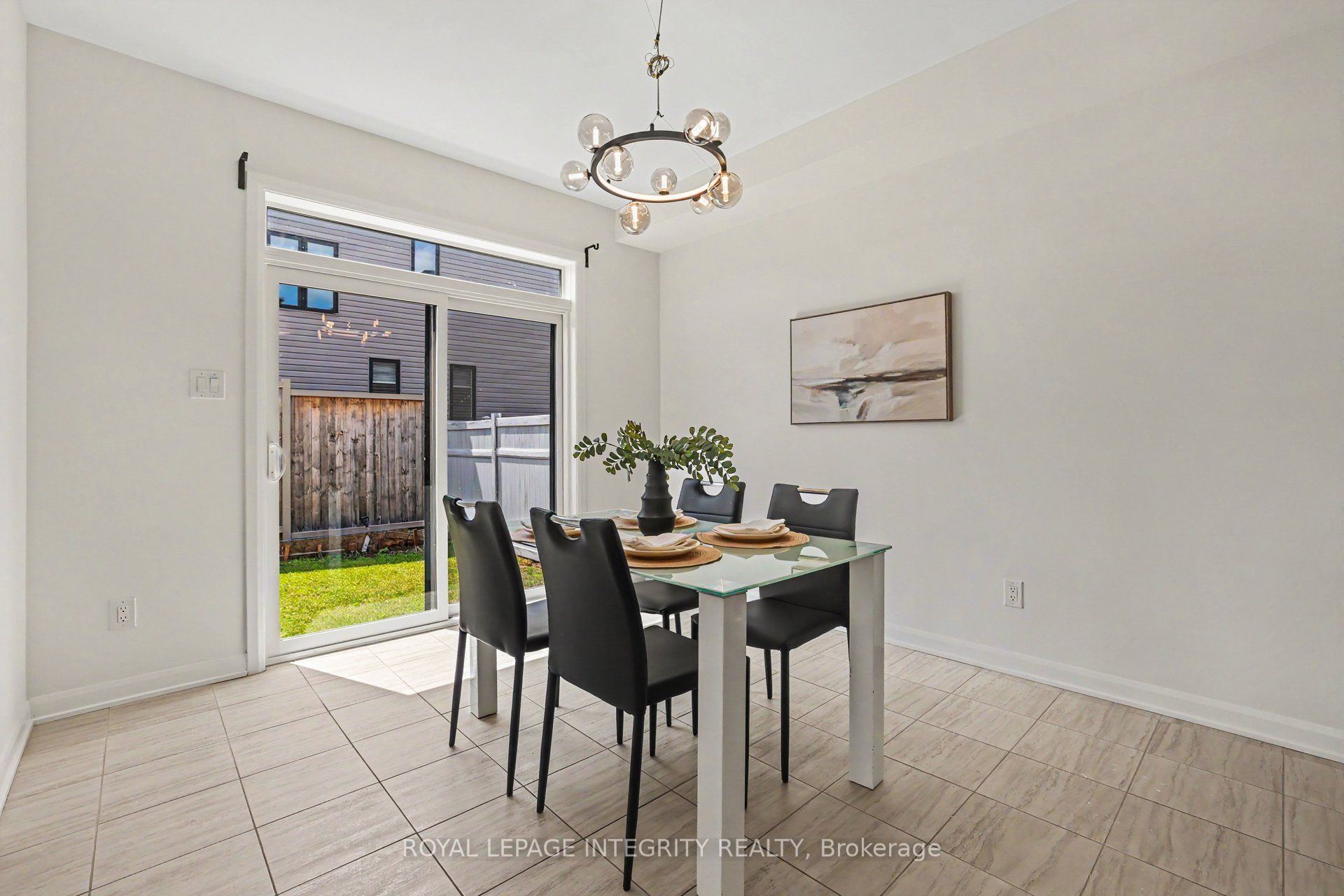 301 Cloyne Crescent Property Photo 6