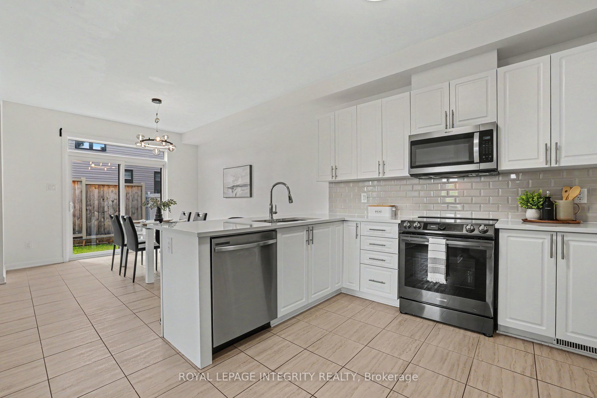 301 Cloyne Crescent Property Photo 8