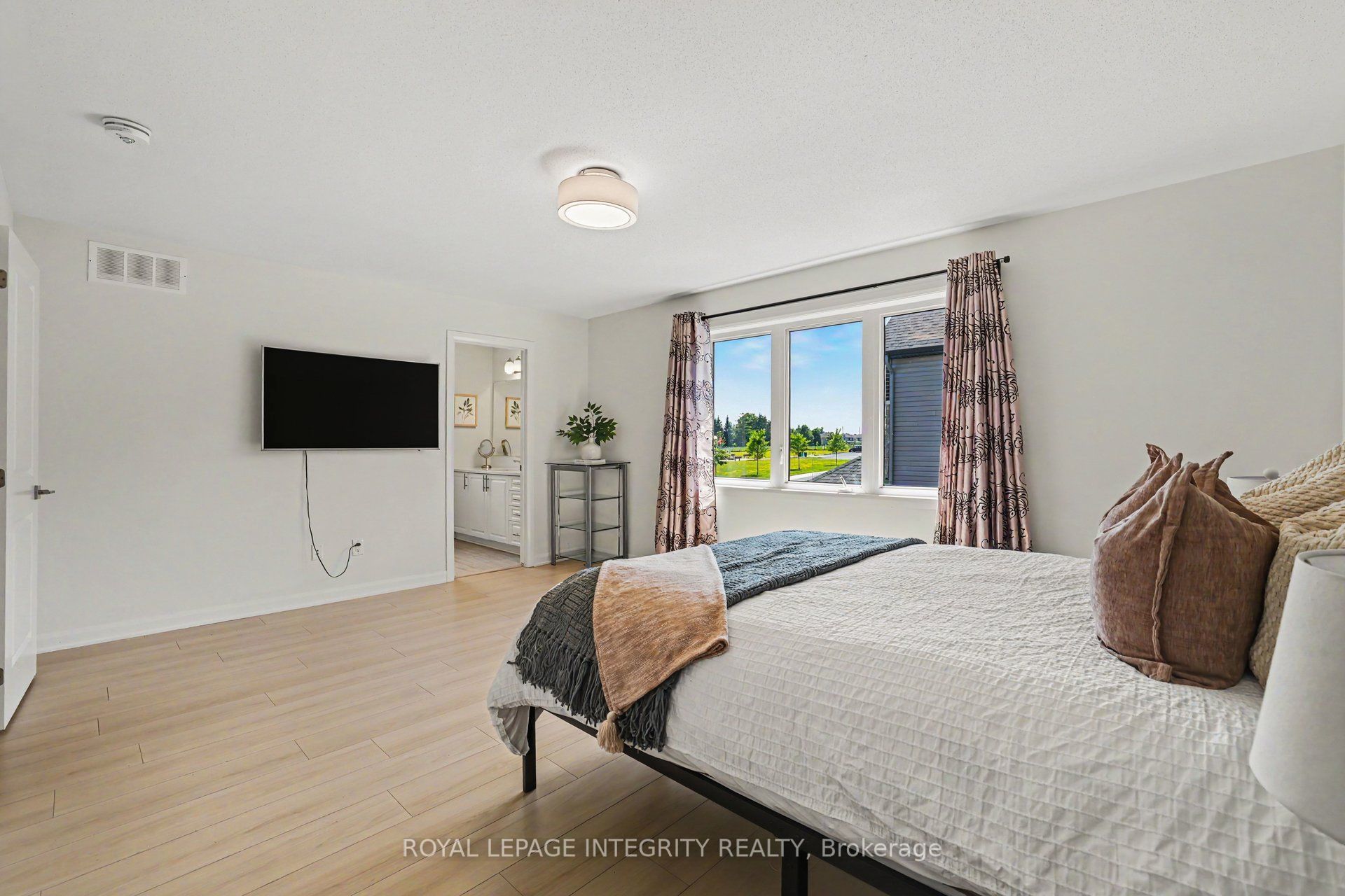 301 Cloyne Crescent Property Photo 11