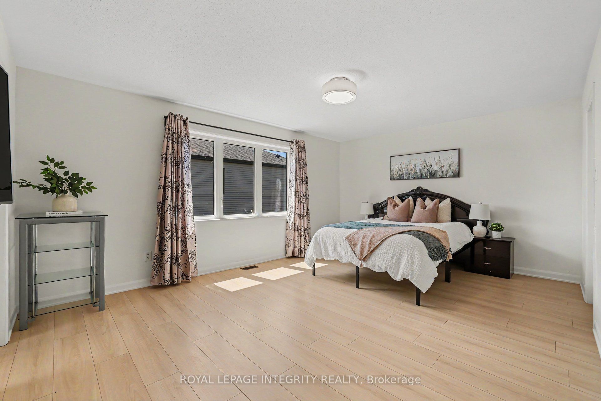301 Cloyne Crescent Property Photo 12