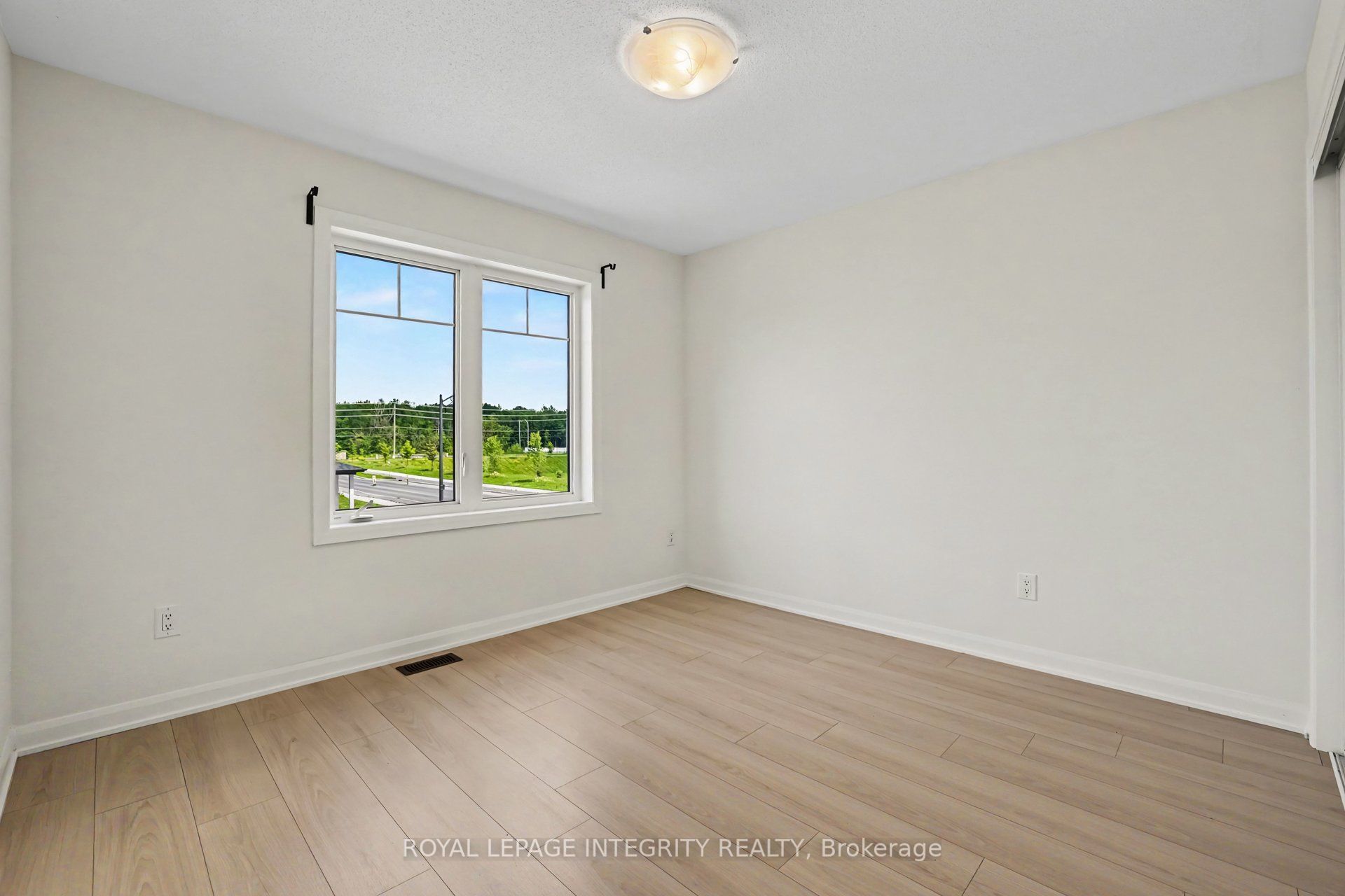 301 Cloyne Crescent Property Photo 15