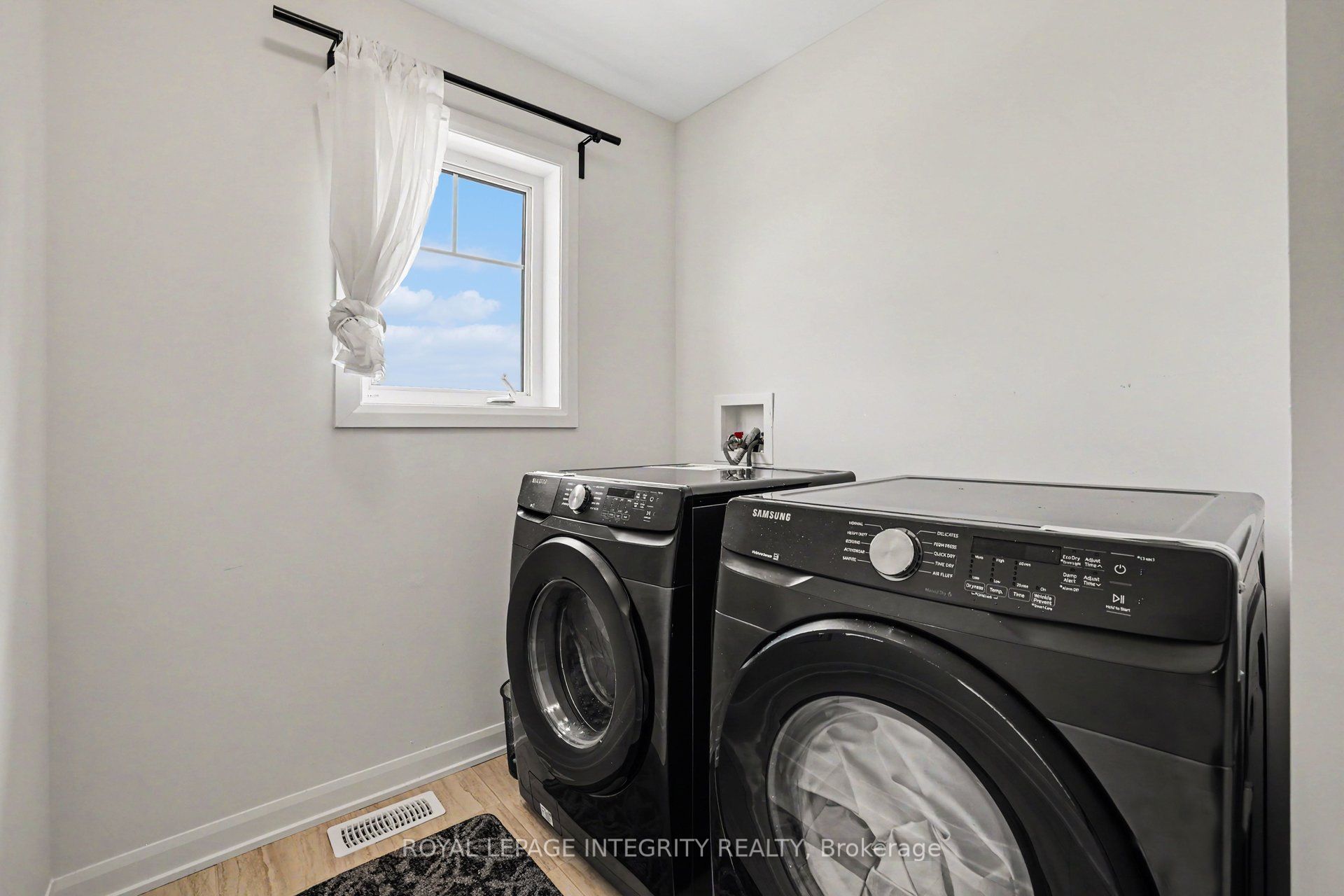 301 Cloyne Crescent Property Photo 17
