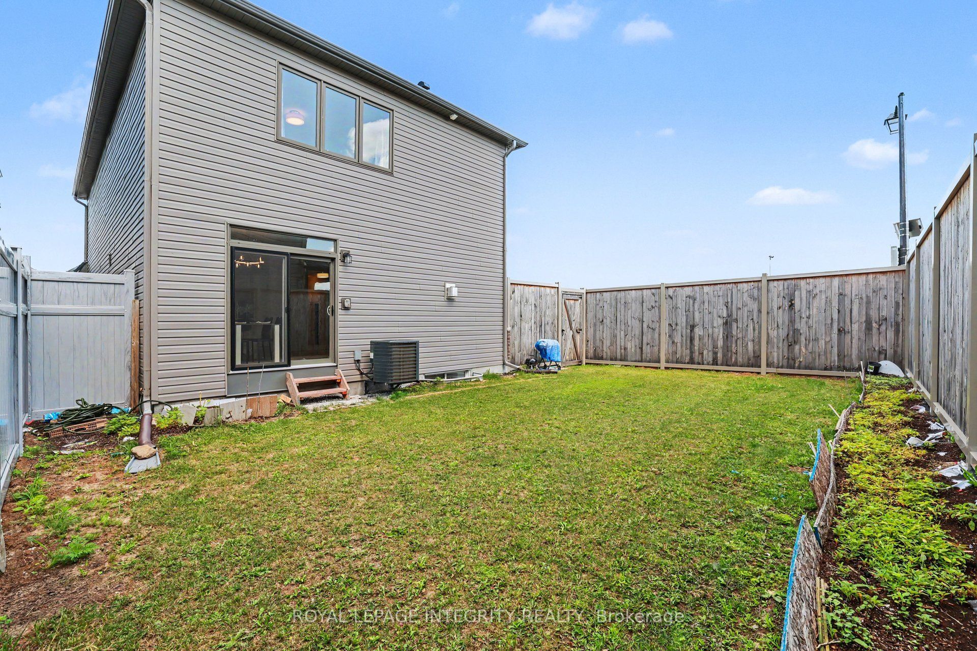 301 Cloyne Crescent Property Photo 22