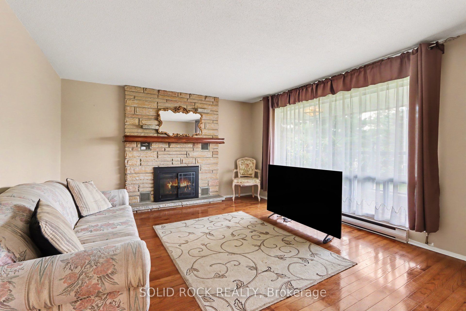 220 Highfield Crescent Property Photo 8