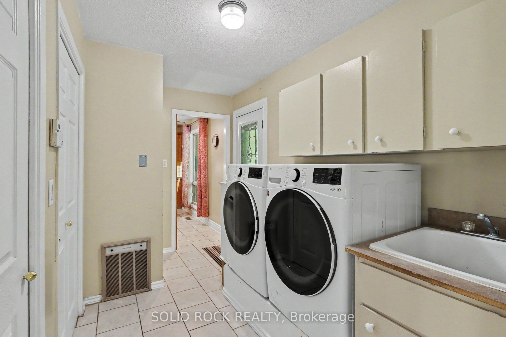 220 Highfield Crescent Property Photo 13