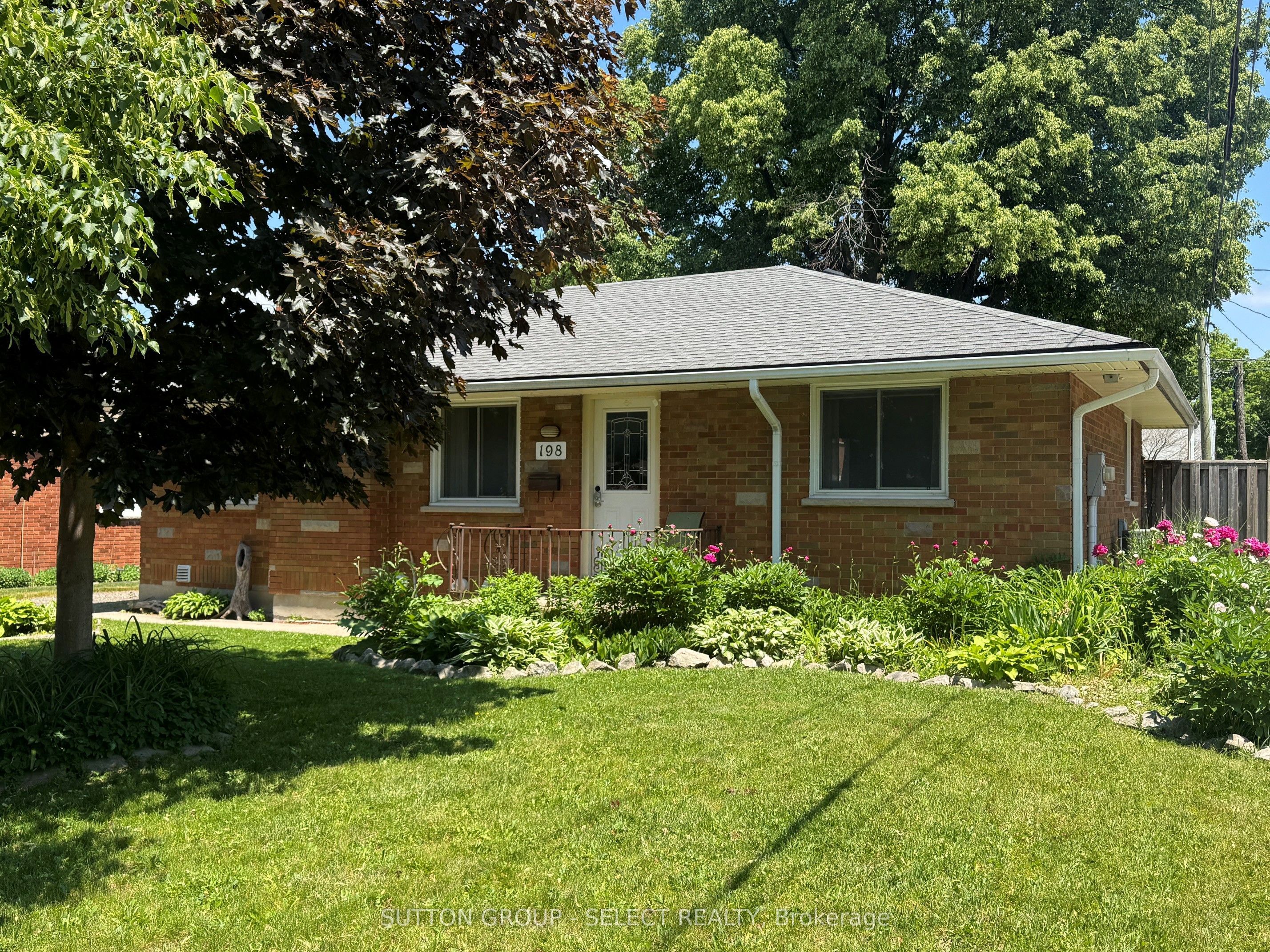 198 Arlington Crescent Property Photo 1