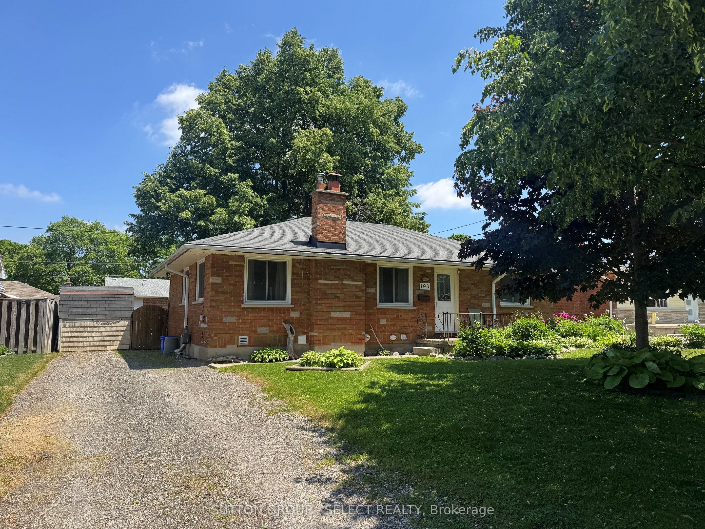 198 Arlington Crescent Property Photo 2