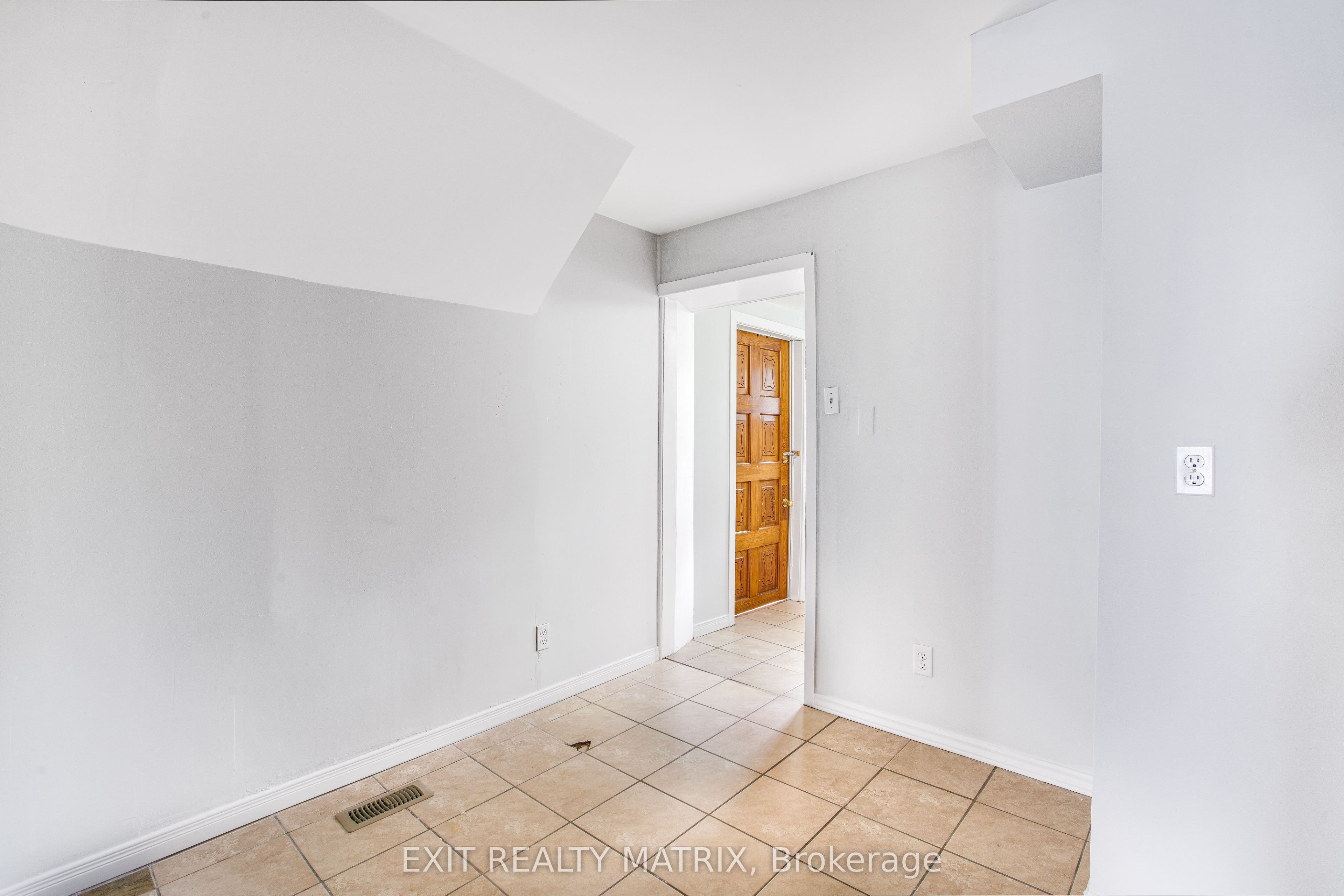 1053b King Street Property Photo 14