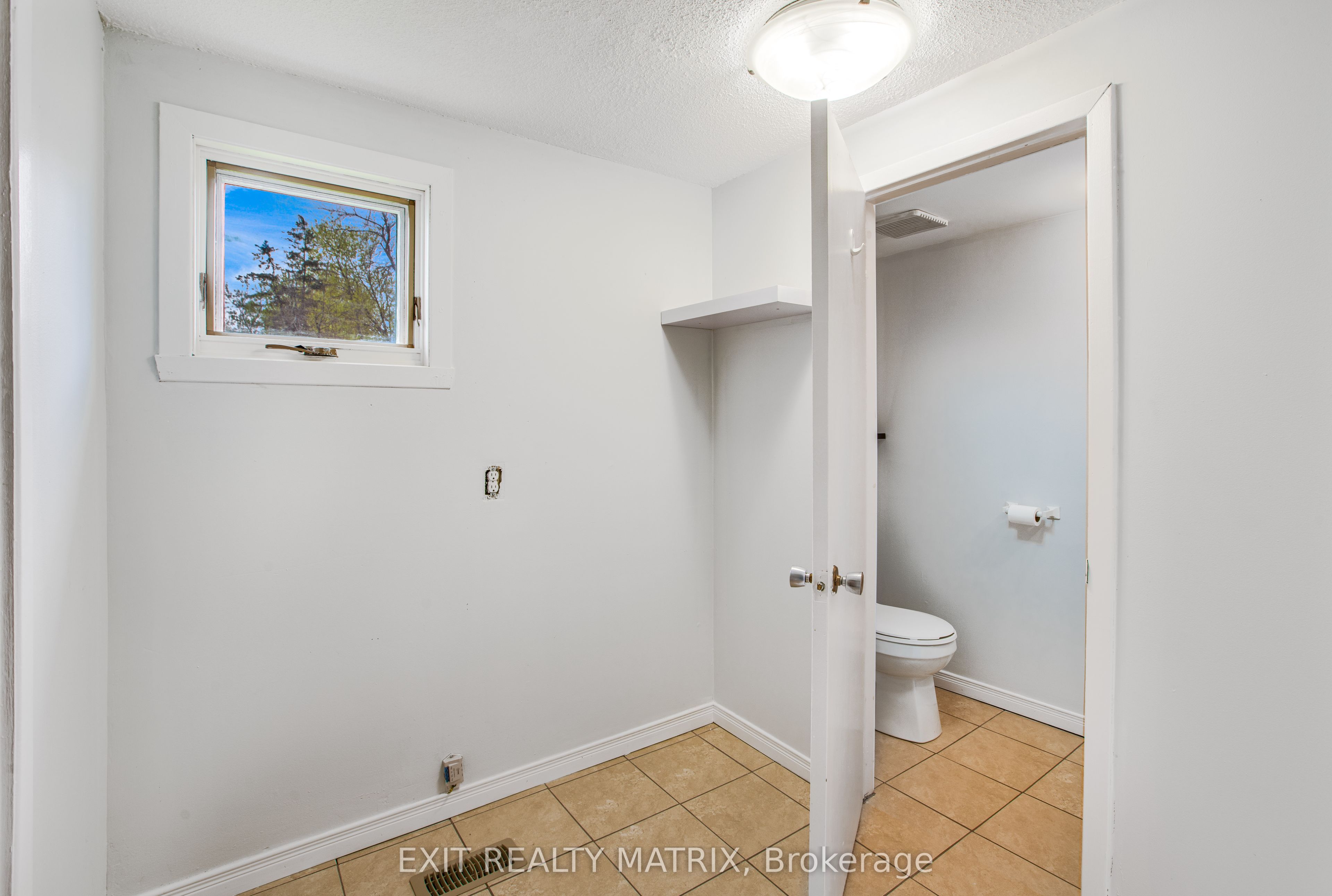 1053b King Street Property Photo 17