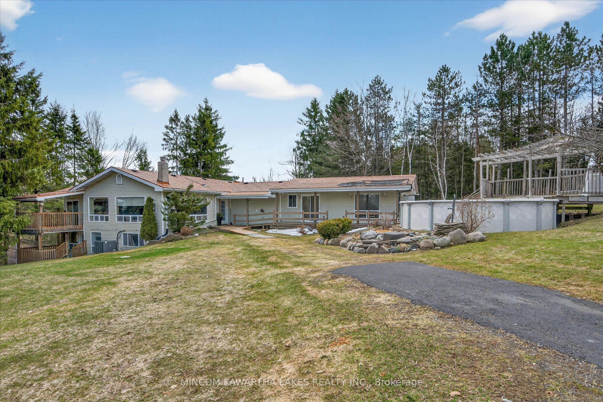 572 Fallis Line Property Photo 1
