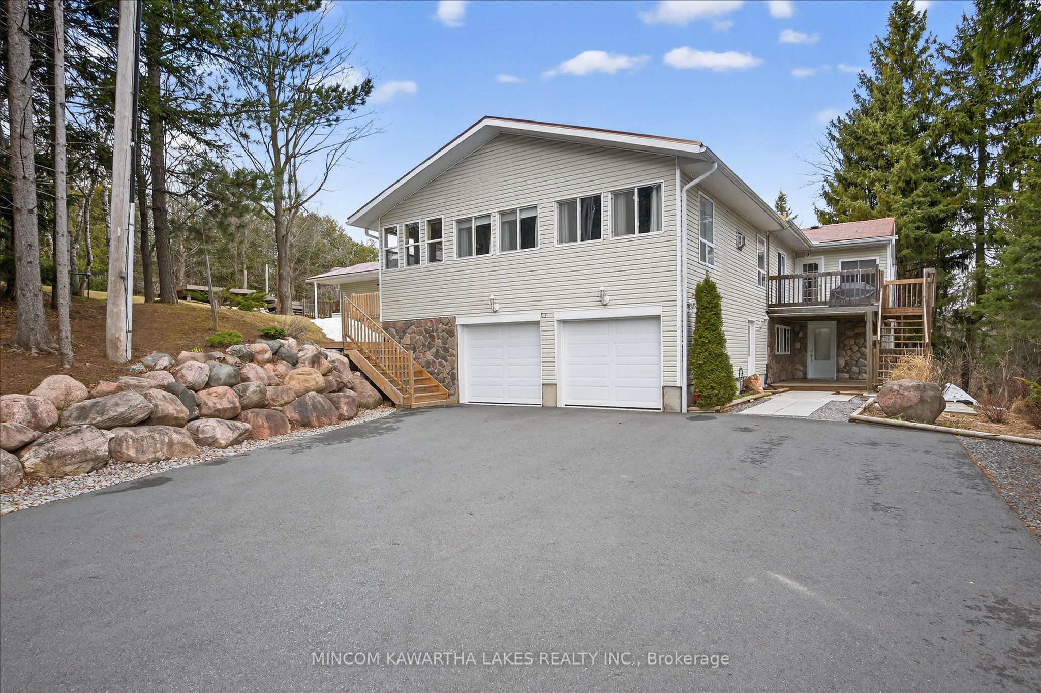 572 Fallis Line Property Photo 2