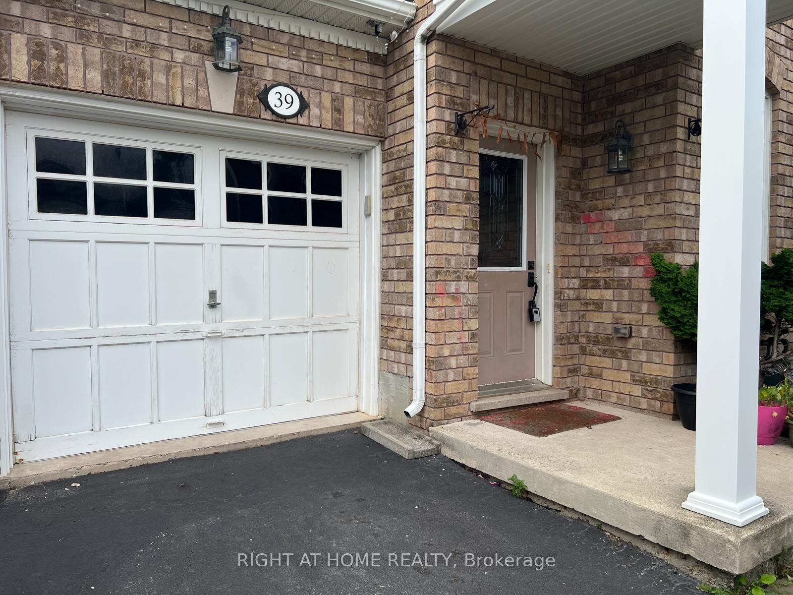 39 Golden Iris Crescent Property Photo 2