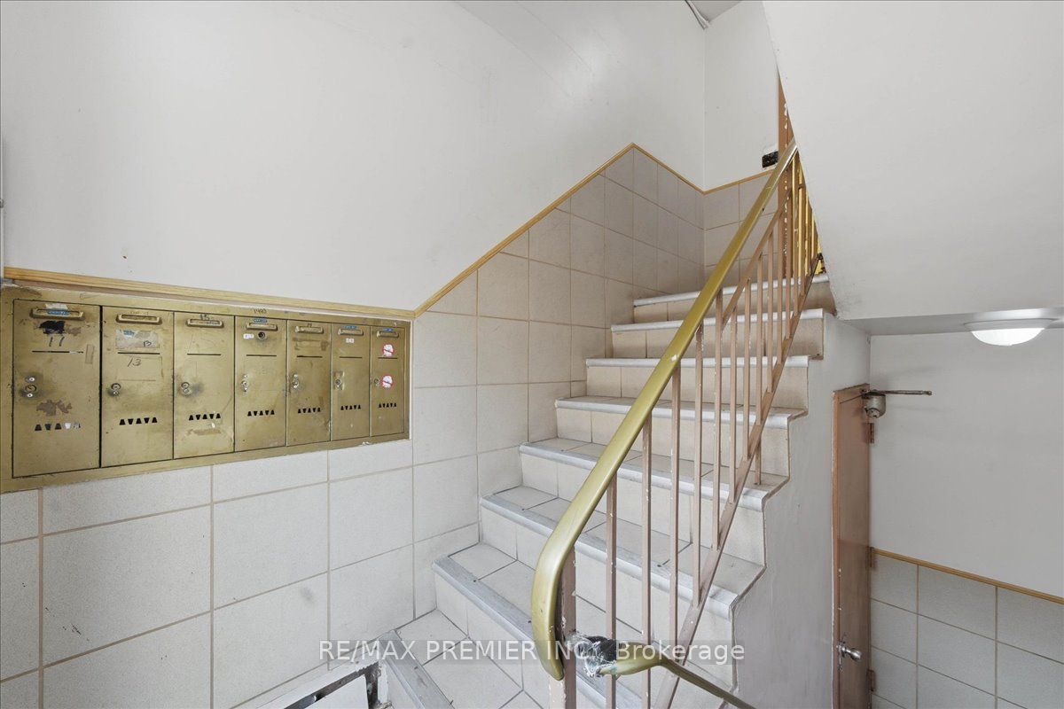 214 Wentworth Street S Property Photo 3