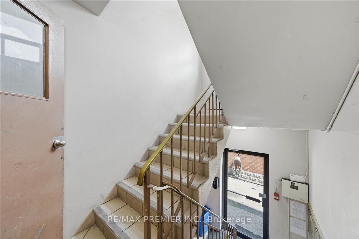 214 Wentworth Street S Property Photo 4