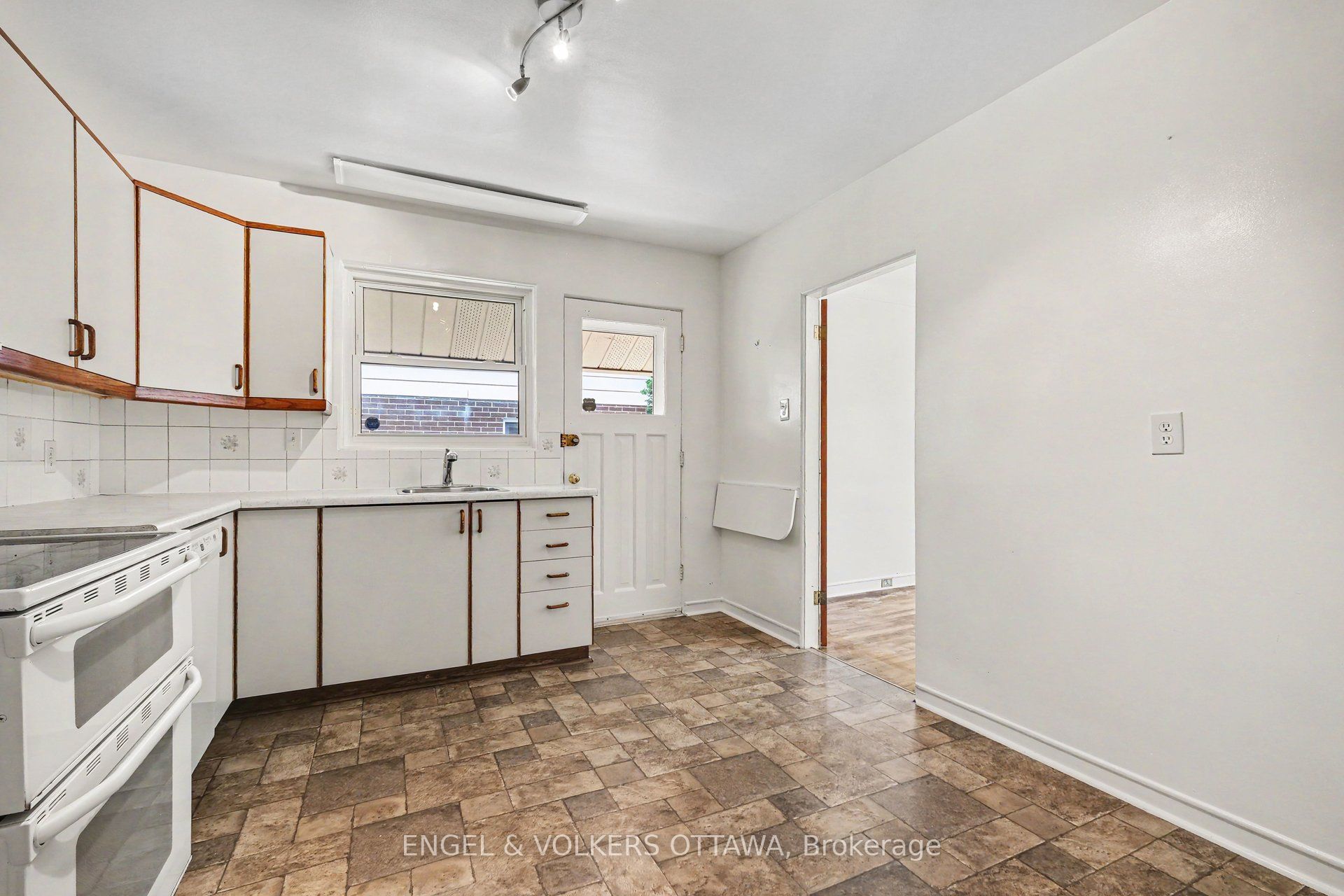 325 Summit Avenue Property Photo 13