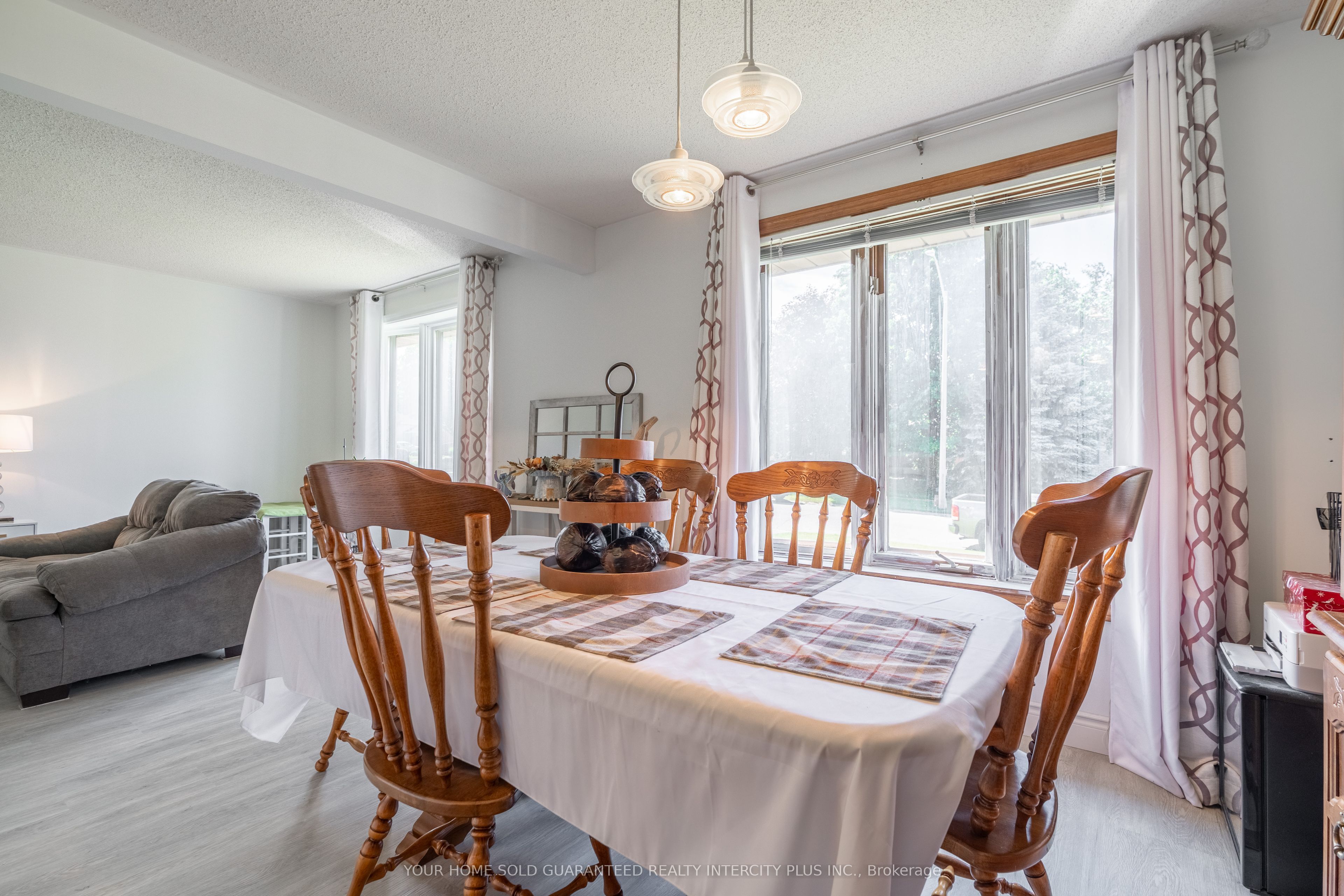 19 Windsor Drive Property Photo 10