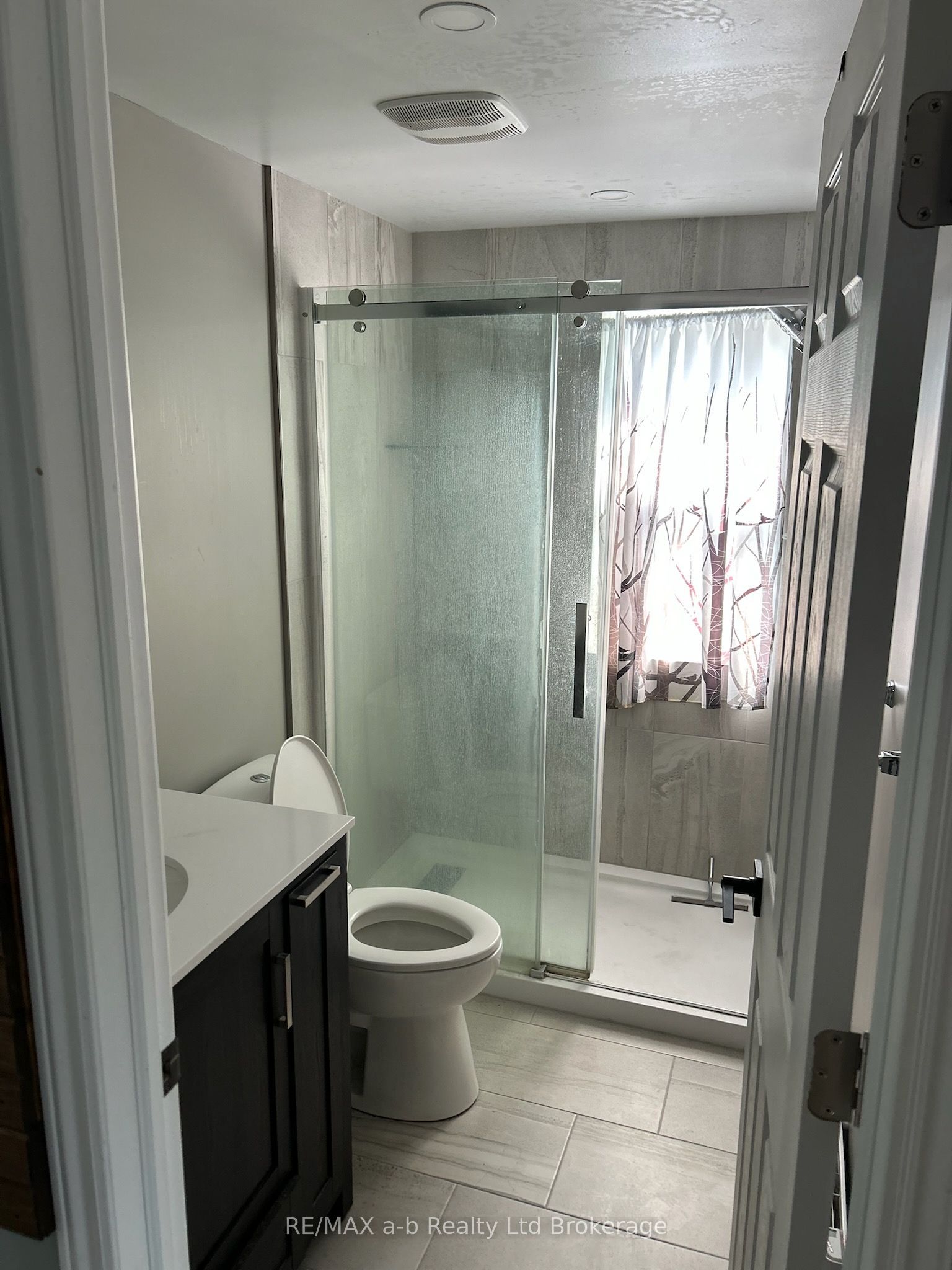 410 Admiral Street Property Photo 3