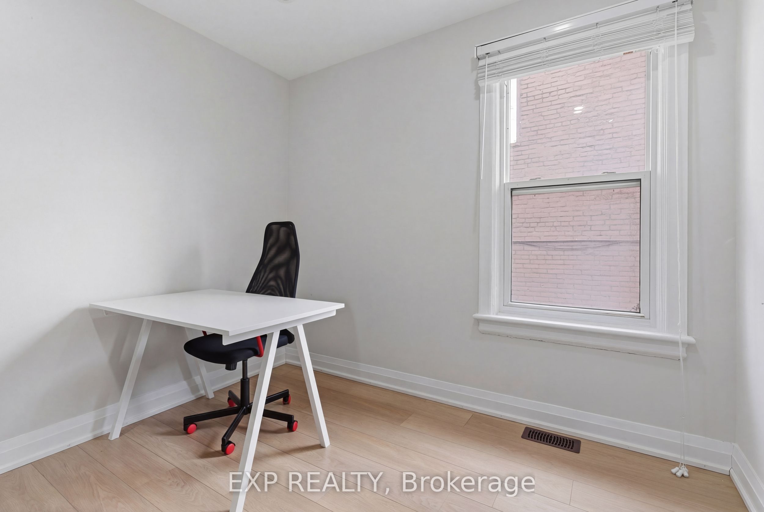 191 Queen Street N Property Photo 10