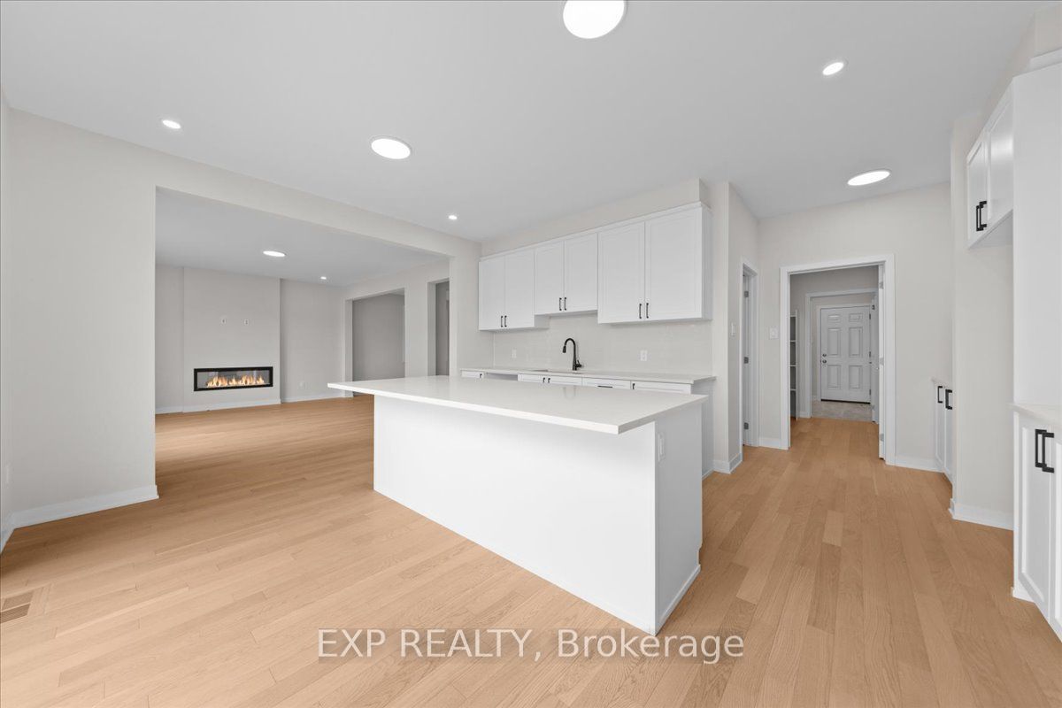 1036 De Pencier Drive Property Photo 14