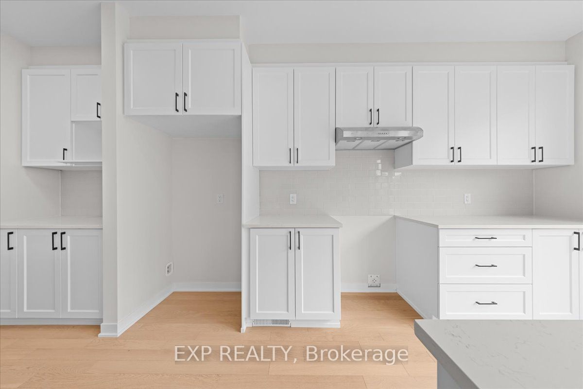 1036 De Pencier Drive Property Photo 16