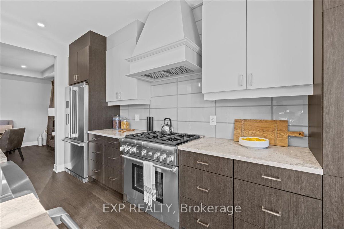 1036 De Pencier Drive Property Photo 20
