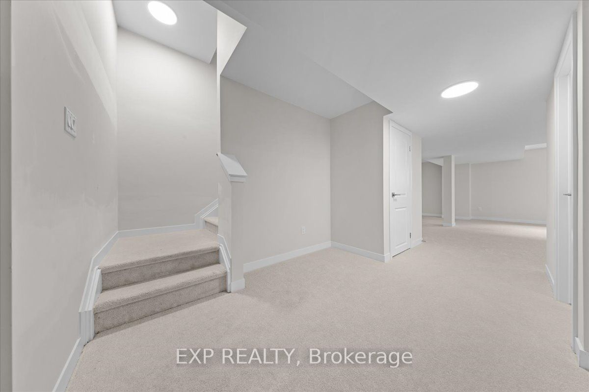 1036 De Pencier Drive Property Photo 35