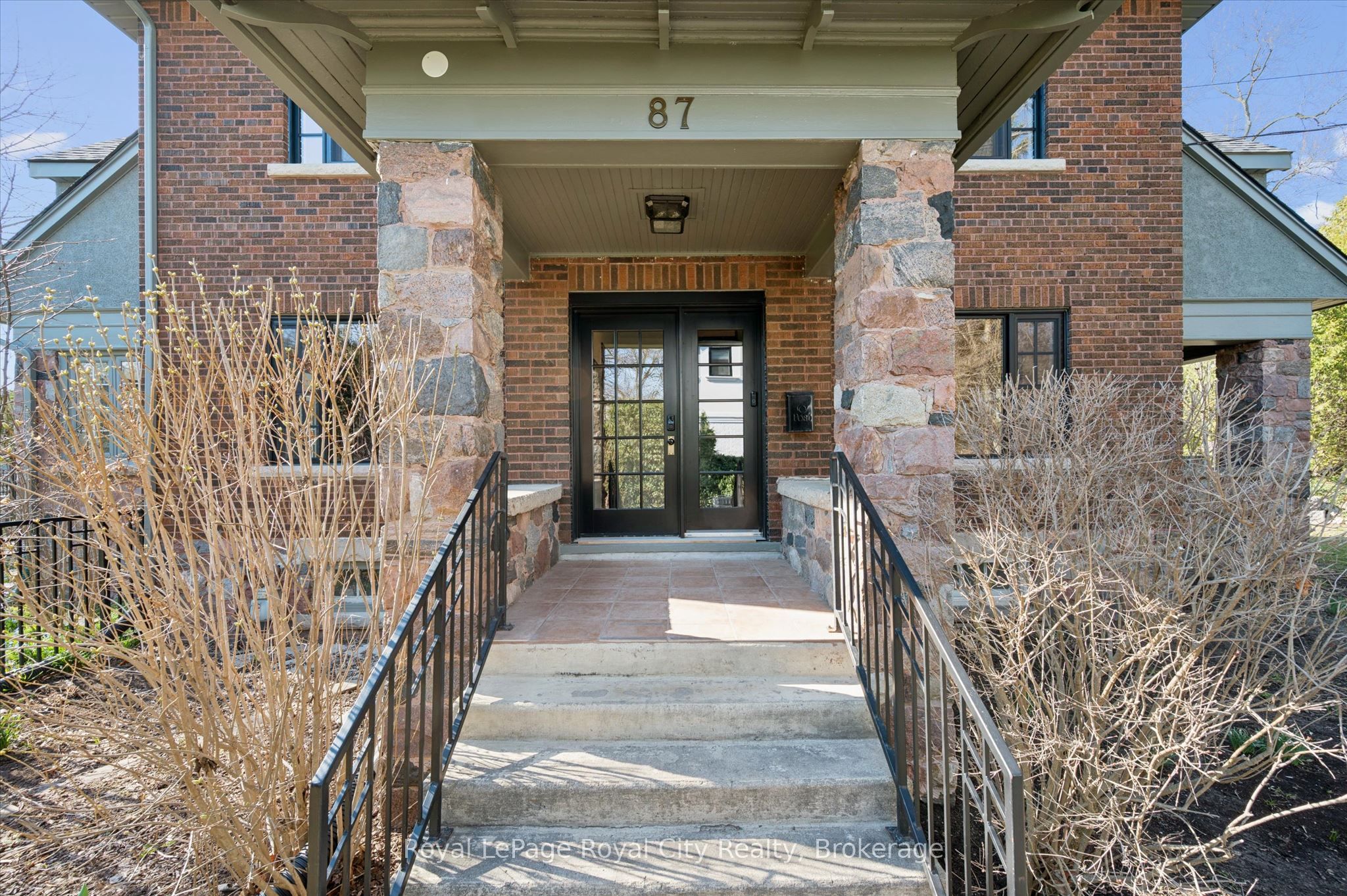 87 University Avenue W Property Photo 5