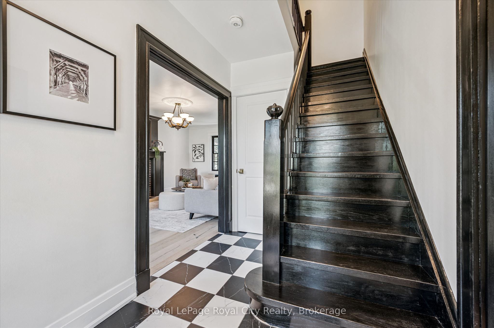 87 University Avenue W Property Photo 6