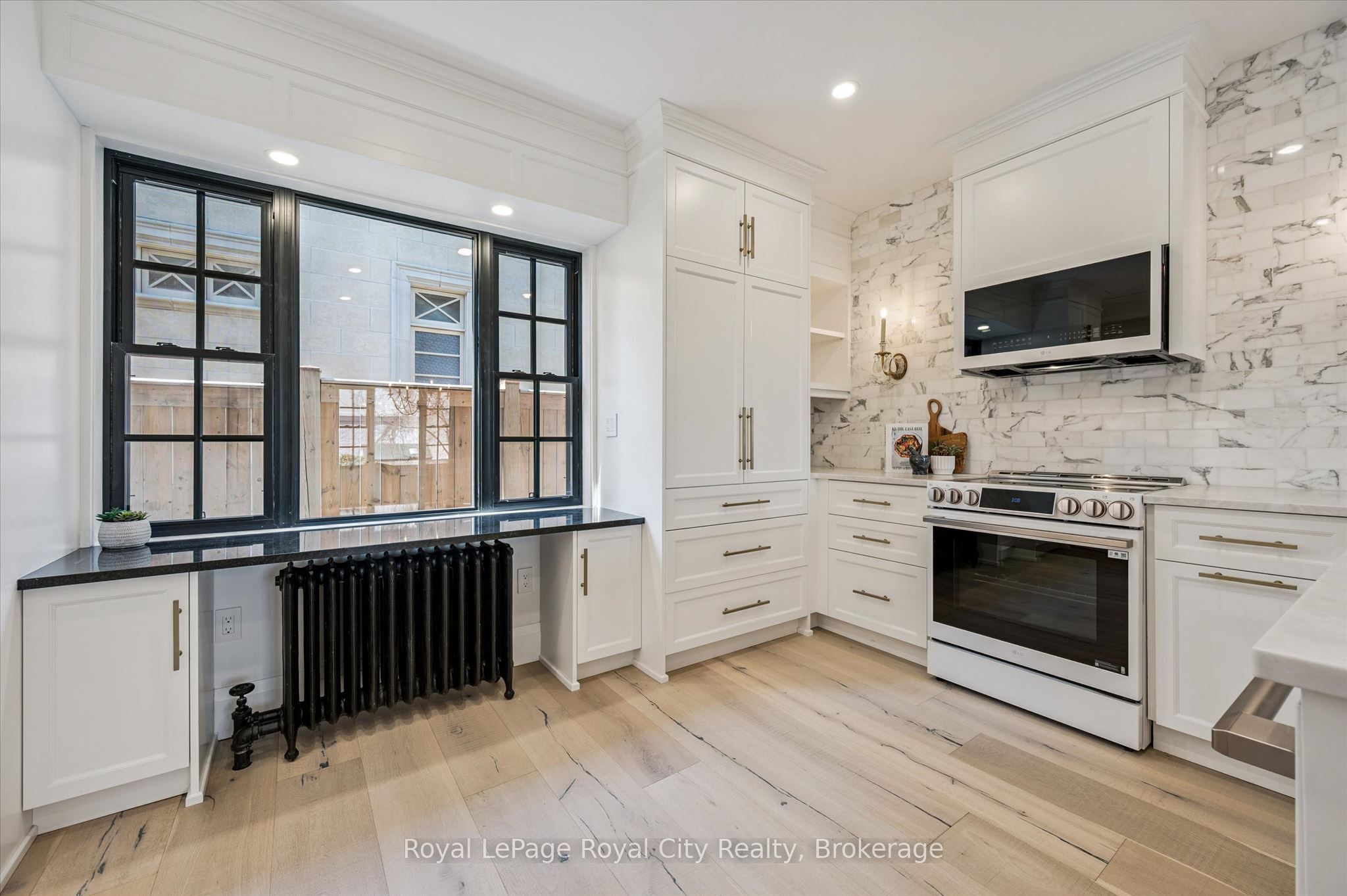 87 University Avenue W Property Photo 17