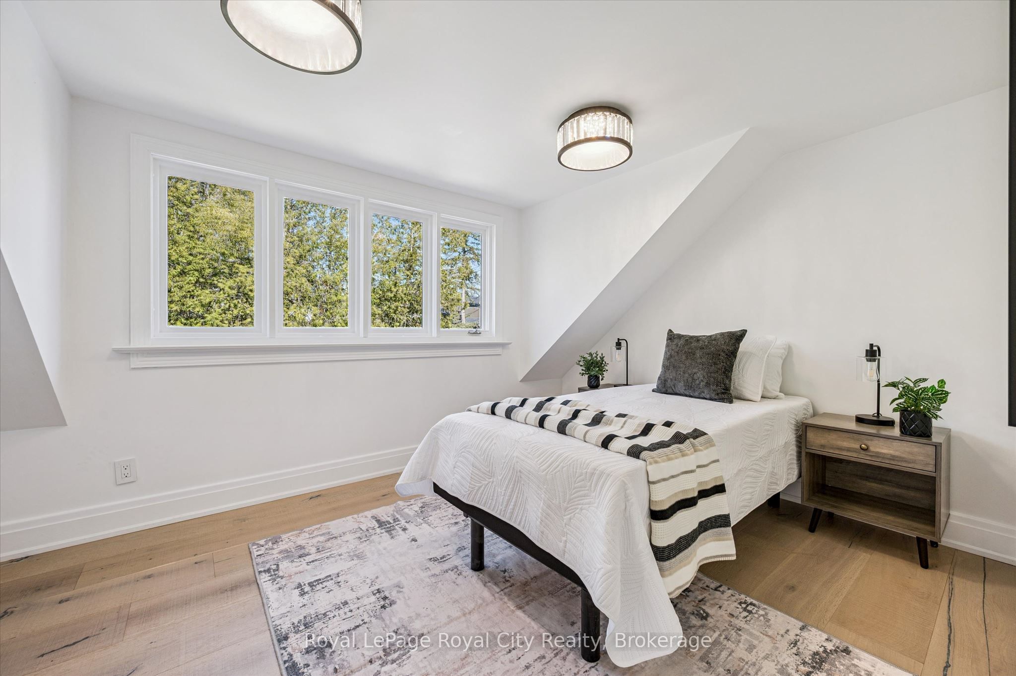 87 University Avenue W Property Photo 23
