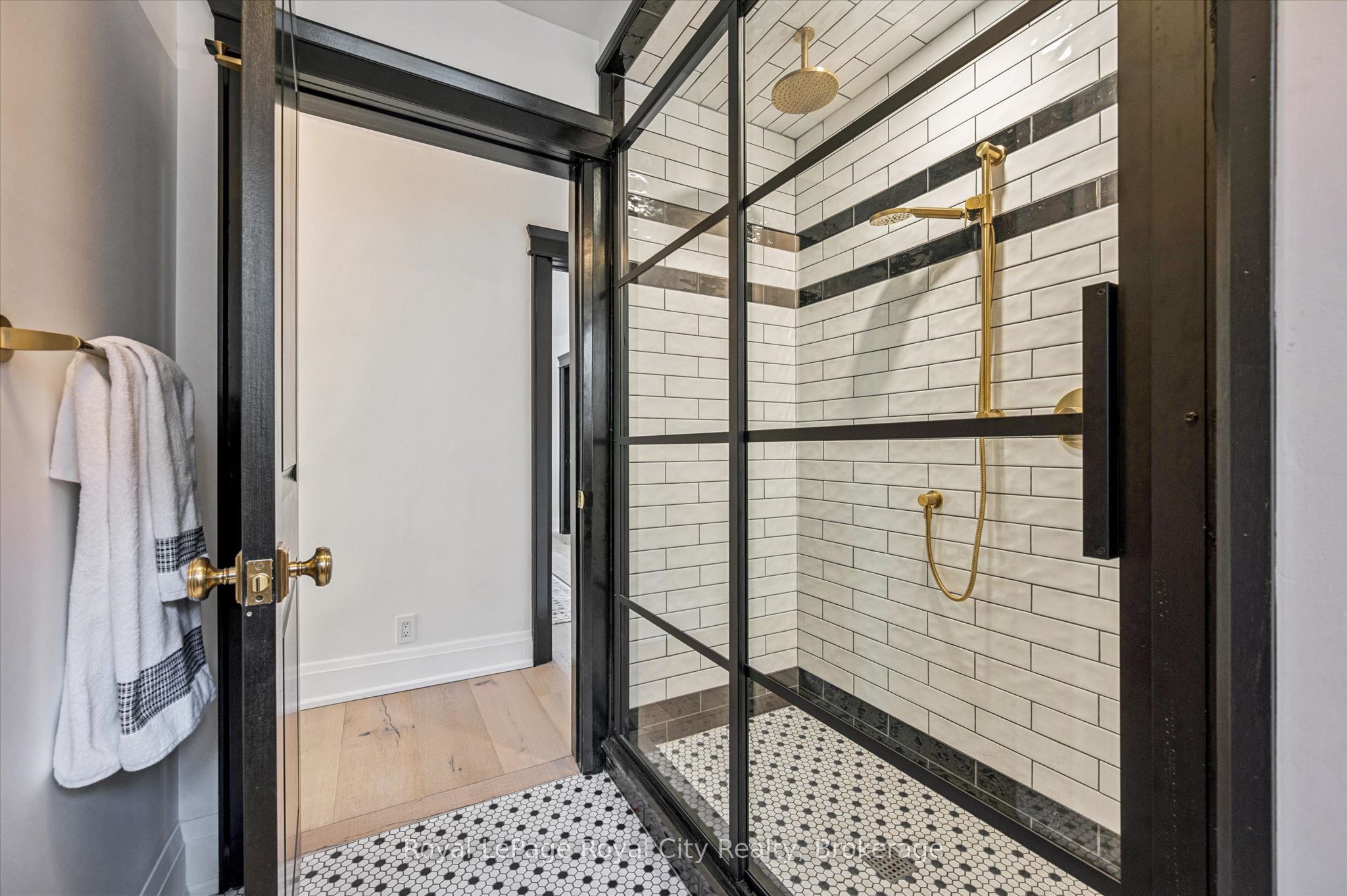 87 University Avenue W Property Photo 26