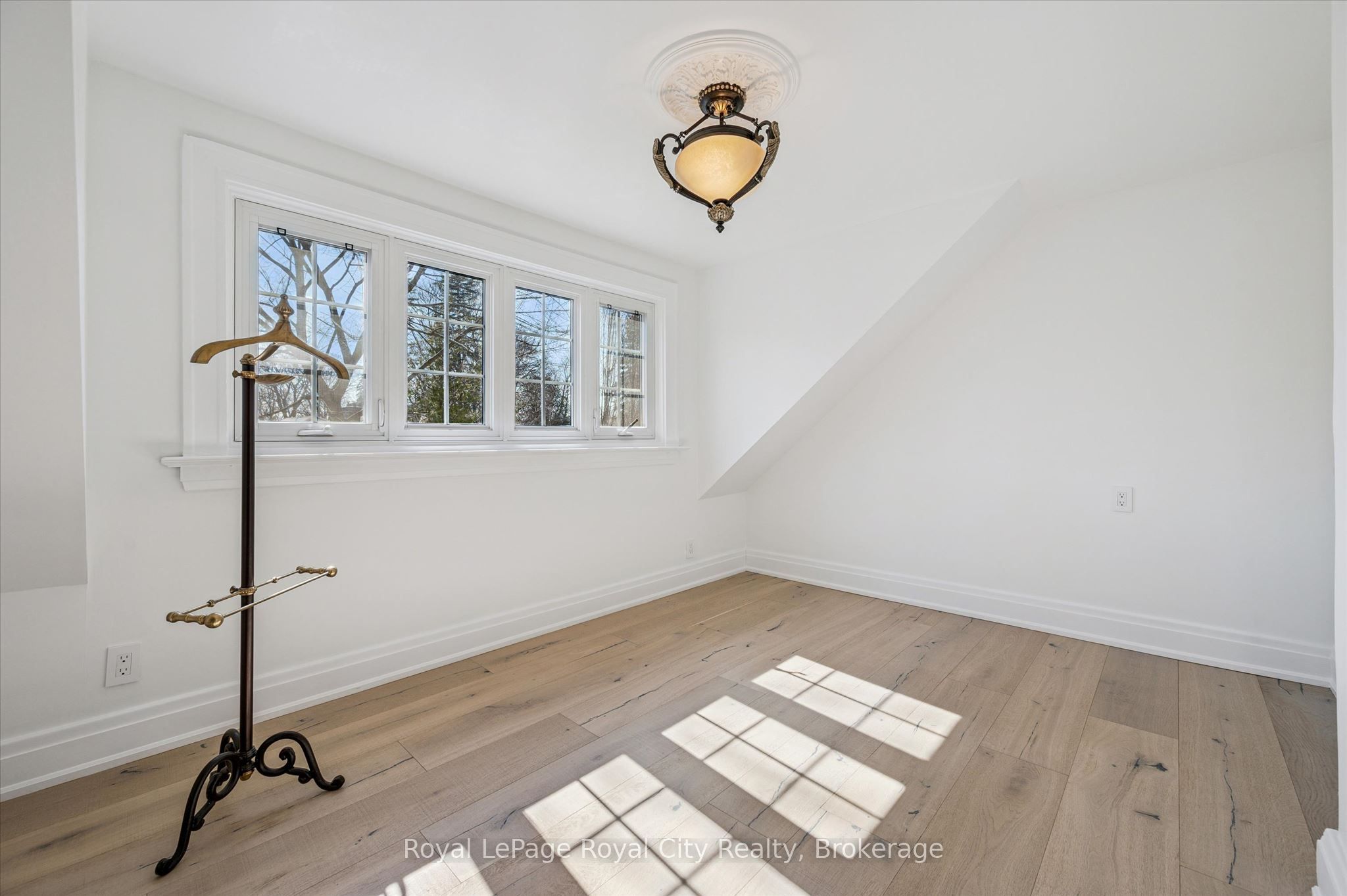 87 University Avenue W Property Photo 34